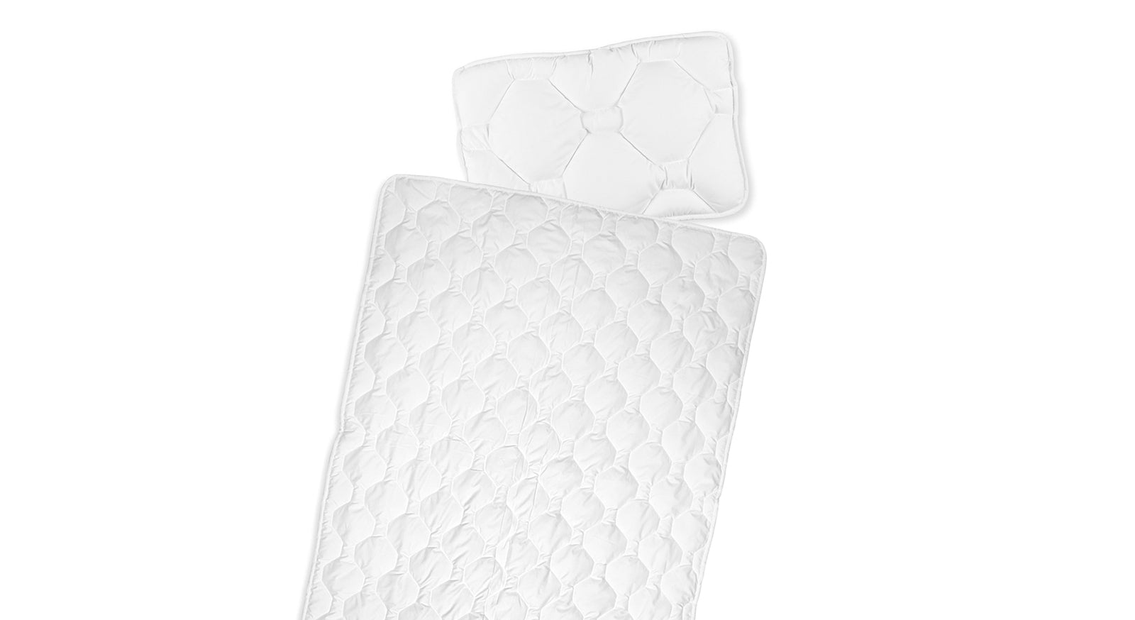 Sowohl das 40x60 cm gro&szlig;e Kissen als auch die 100x135 cm gro&szlig;e Bettdecke sind bei 95 °C waschbar.