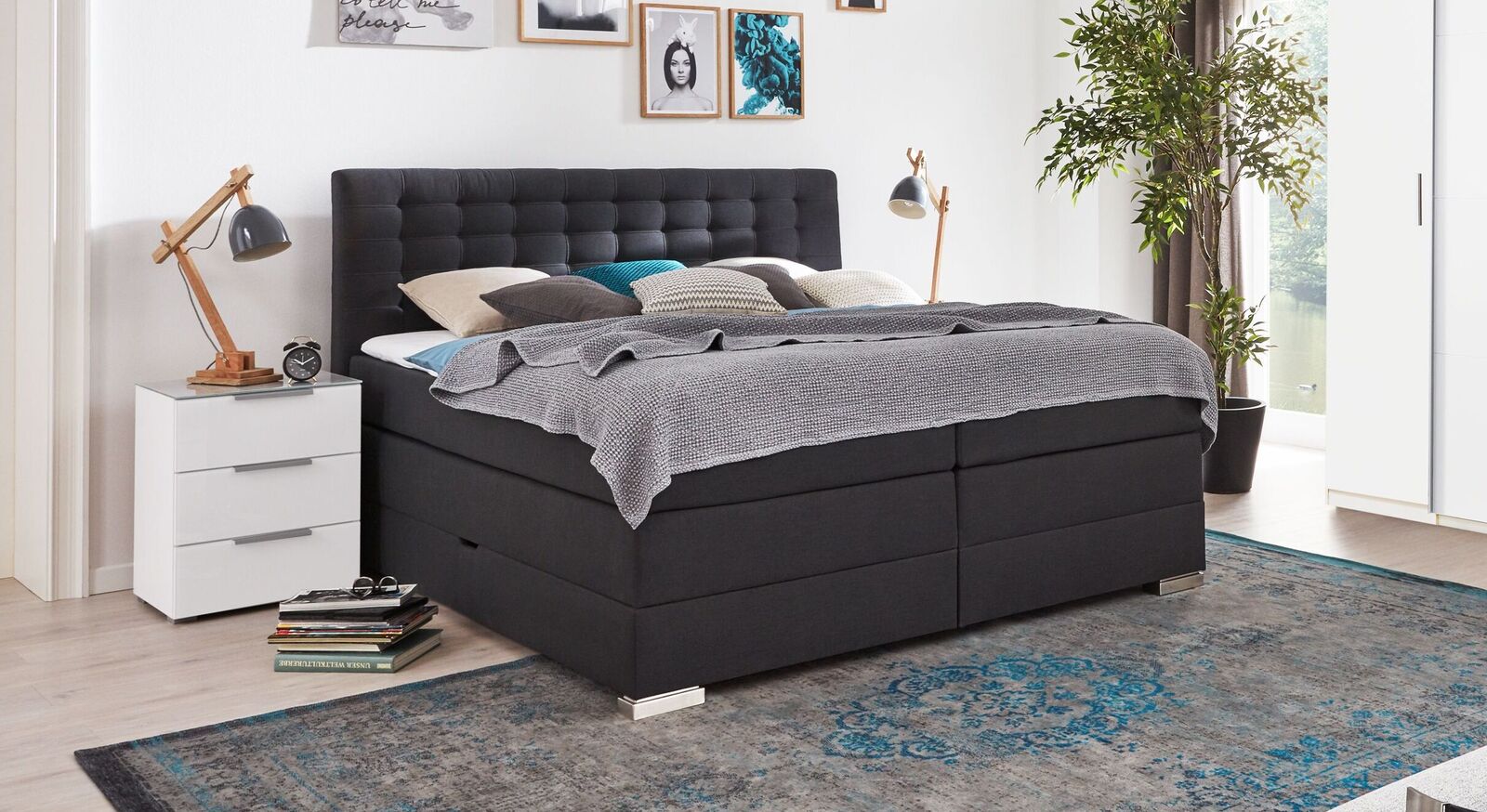 Klassische Eleganz gepaart mit hoher Funktionalit&auml;t: das Boxspringbett "Agulo" &ndash; hier mit Velours-Webstoff in Anthrazit und Metallbeinen.
