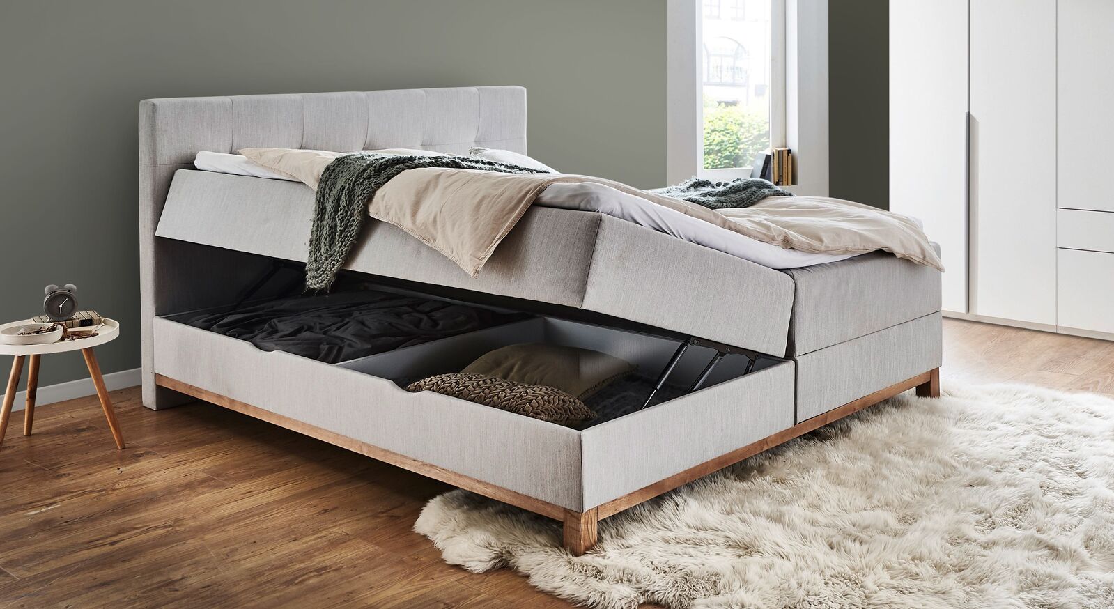 Stauraum und mittelweicher Schlafkomfort in wohnlichem Design: das Bettkasten-Boxspringbett "Alamea" Express.
