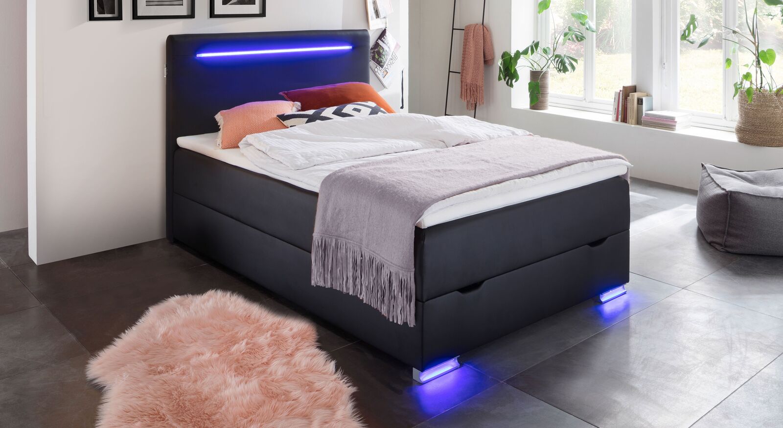 Ideal f&uuml;r Jugendliche, junge Erwachsene und Single-Haushalte: das schwarze Kunstleder-Boxspringbett "Andrik" (hier in 140x200 cm) mit Bettkasten.