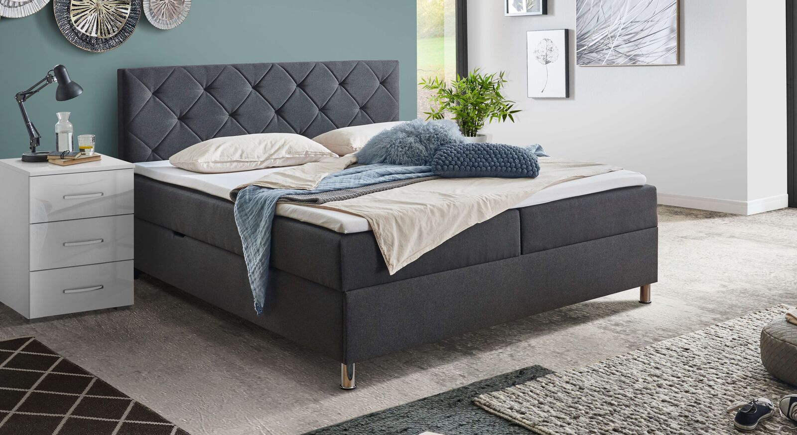 Klassisch und schlicht: das Bettkasten-Boxspringbett "Arvin" in Anthrazit mit gestepptem Polster-Kopfteil.