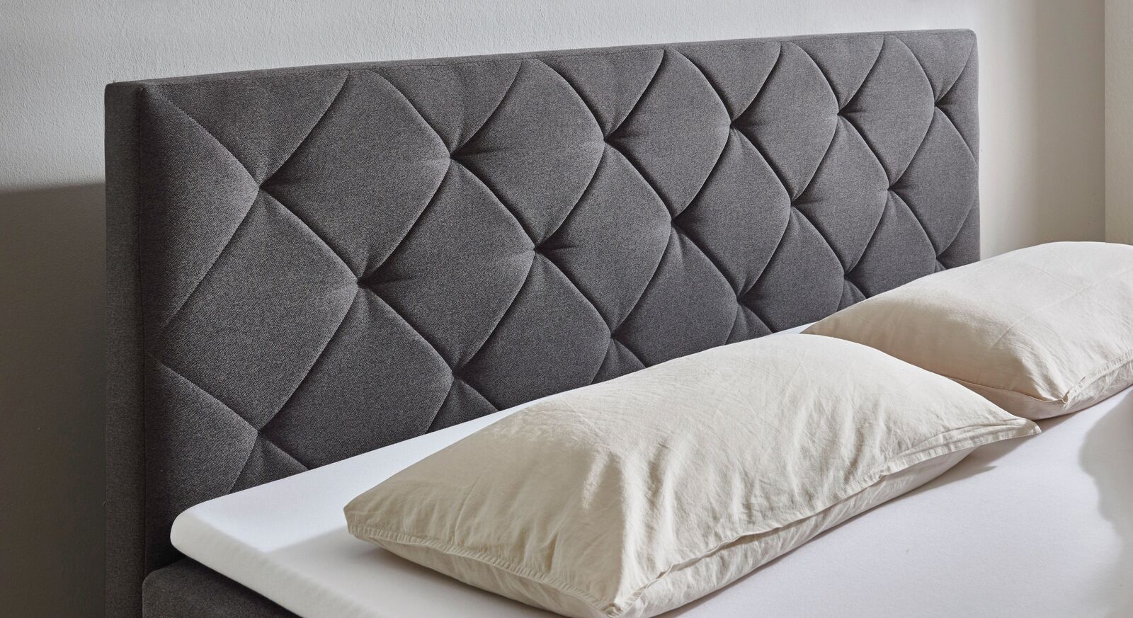Die diagonale Rautensteppung lockert die geradlinige Optik des Bettes auf und macht es zu einem echten Hingucker in Ihrem Schlafzimmer.