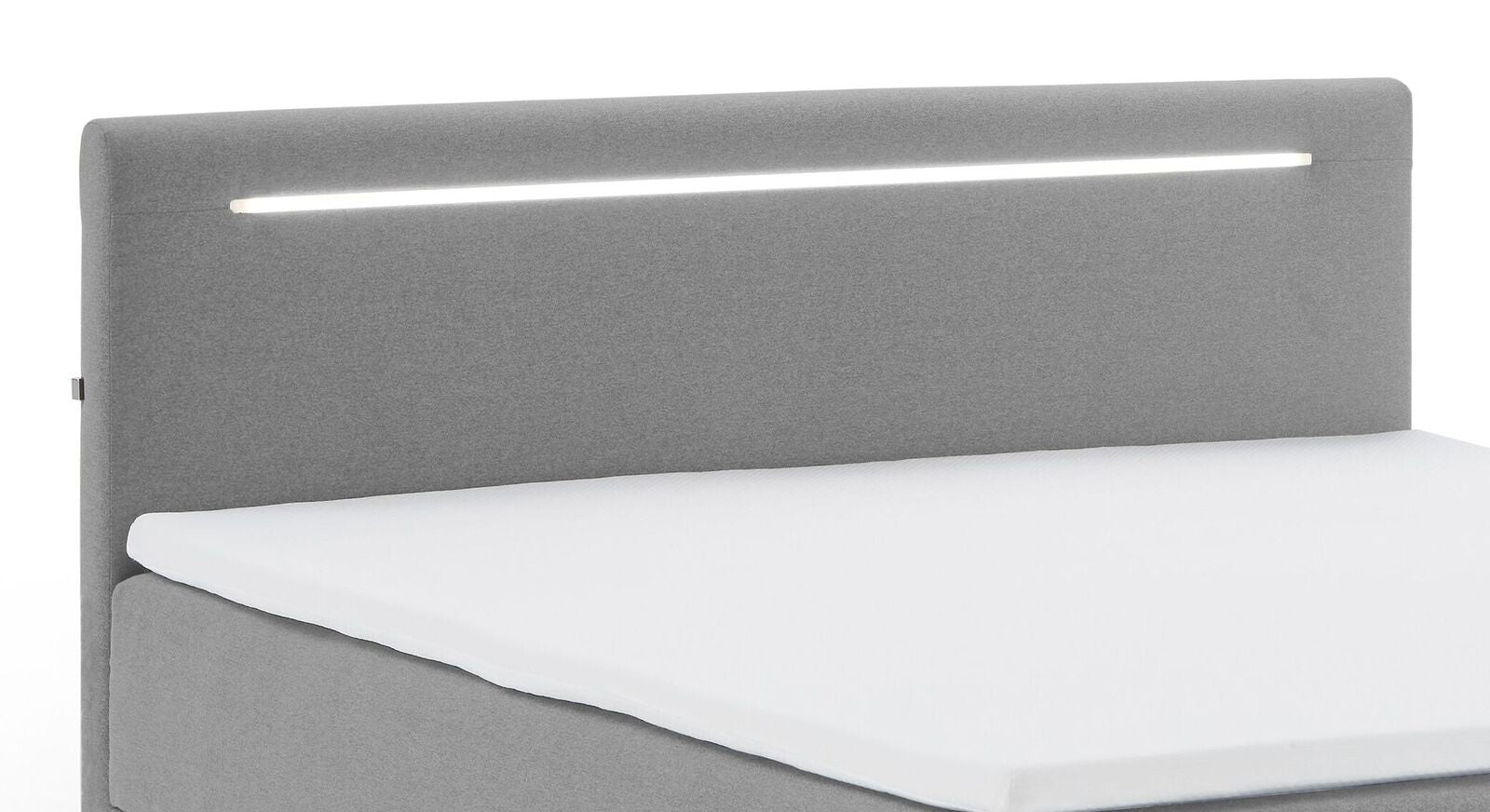 In dem gepolsterten Kopfteil ist eine LED-Beleuchtung integriert, die mit ihrer warm-wei&szlig;en Lichtqualit&auml;t f&uuml;r eine gem&uuml;tliche Atmosph&auml;re sorgt.