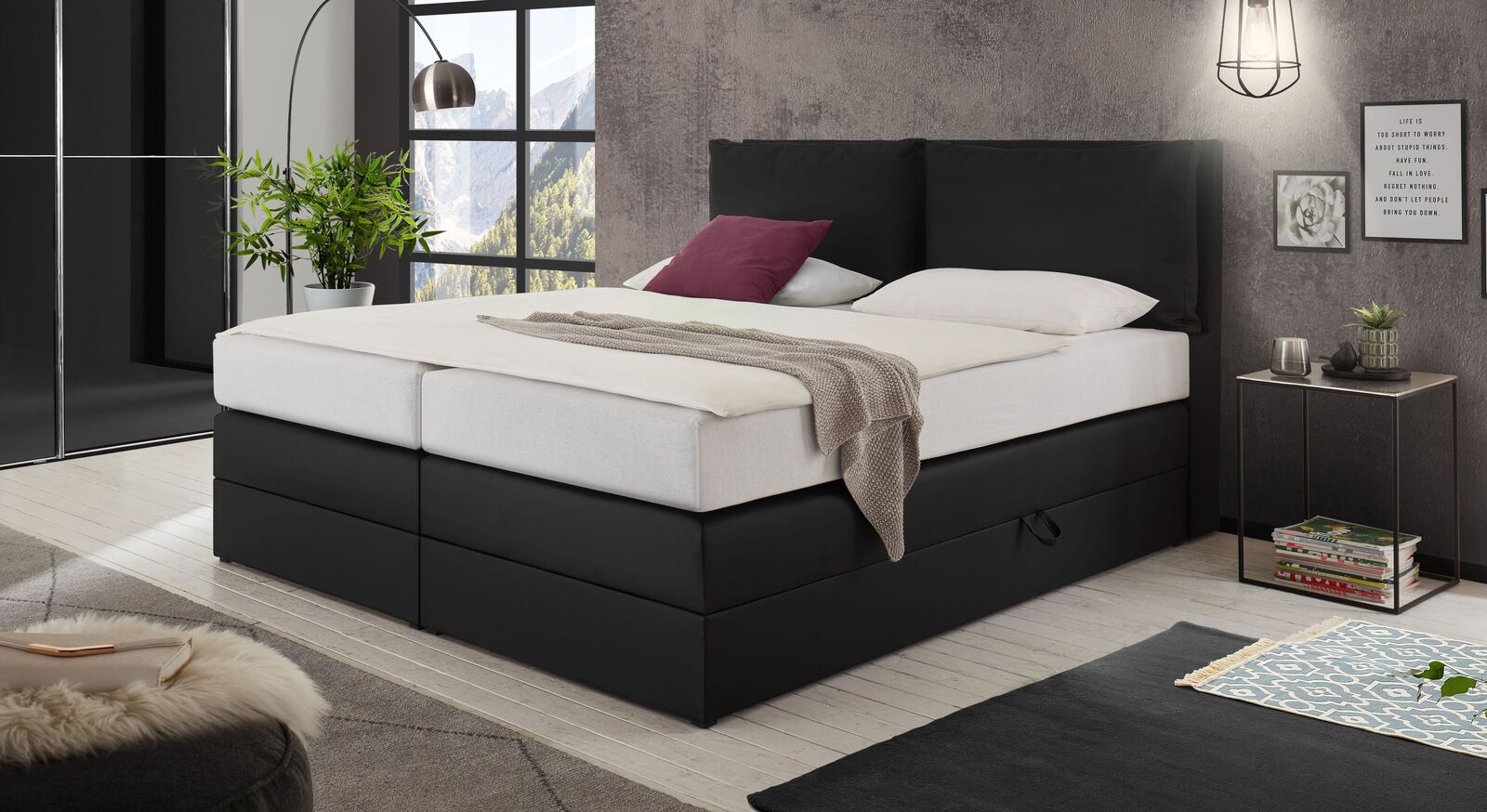 Das elegante Bettkasten-Boxspringbett "Elenor" (hier in Schwarz) ist mit weichem Kunstleder bezogen und in zwei Farben erh&auml;ltlich.