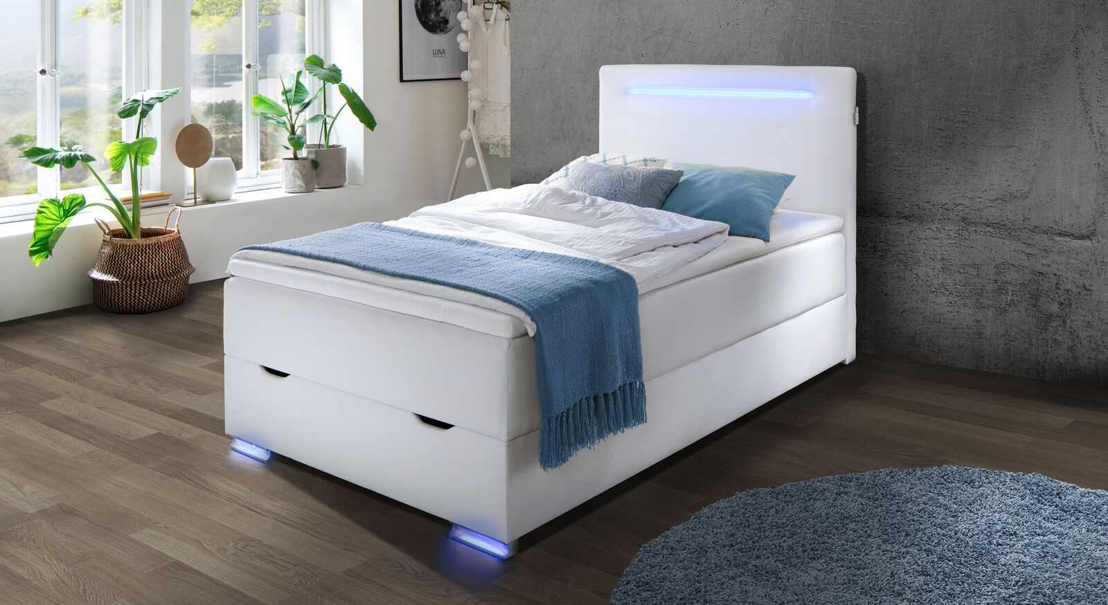 Ideal f&uuml;r kleine R&auml;ume, Jugendliche und Single-Haushalte: das moderne LED-Boxspringbett "Iniko" (hier in 120x200 cm) mit Bettkasten.