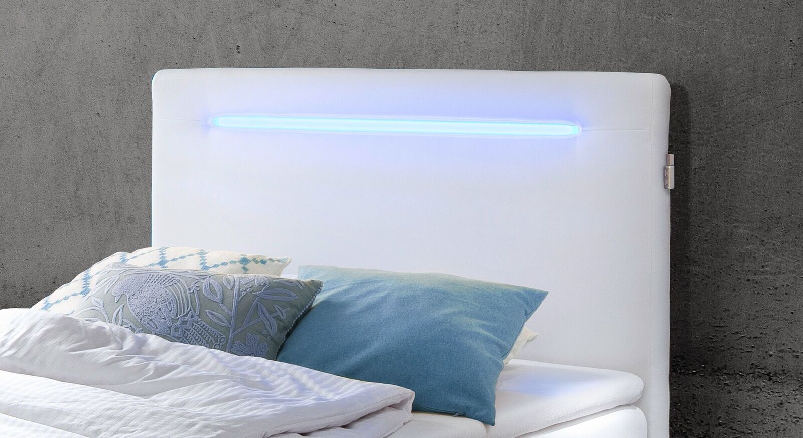 Das geradlinige Kopfteil ist mit einer attraktiven LED-Lichtschiene versehen.
