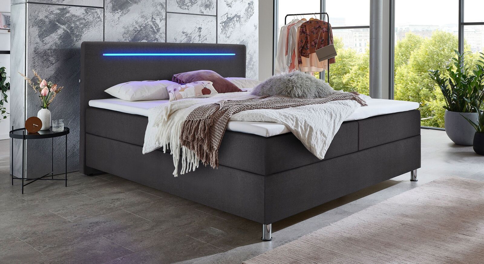 Das Bettkasten-Boxspringbett "Oritel" Express verf&uuml;gt &uuml;ber einen anthrazitfarbenen Webstoffbezug und eine blaue LED-Beleuchtung.