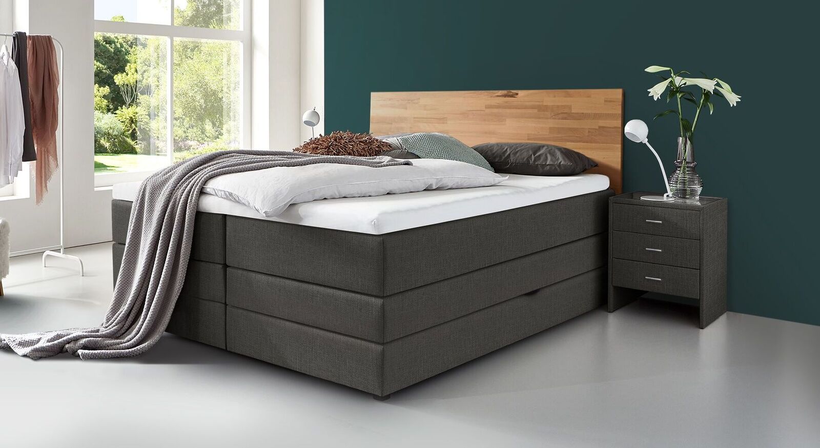 Traumhafter Liegekomfort in modernem Design: das Bettkasten-Boxspringbett "Peachland" &ndash; hier in anthrazit meliertem Webstoff, Liegeh&ouml;he 61 cm.