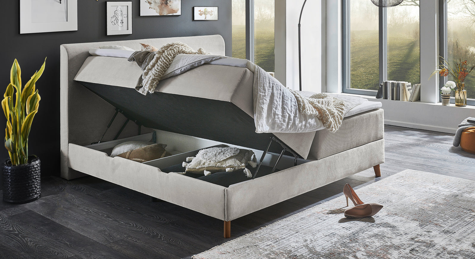 Das Bettkasten-Boxspringbett "Ronnes" bietet ein hohes Kopfteil sowie viel Stauraum unter der Liegefl&auml;che.