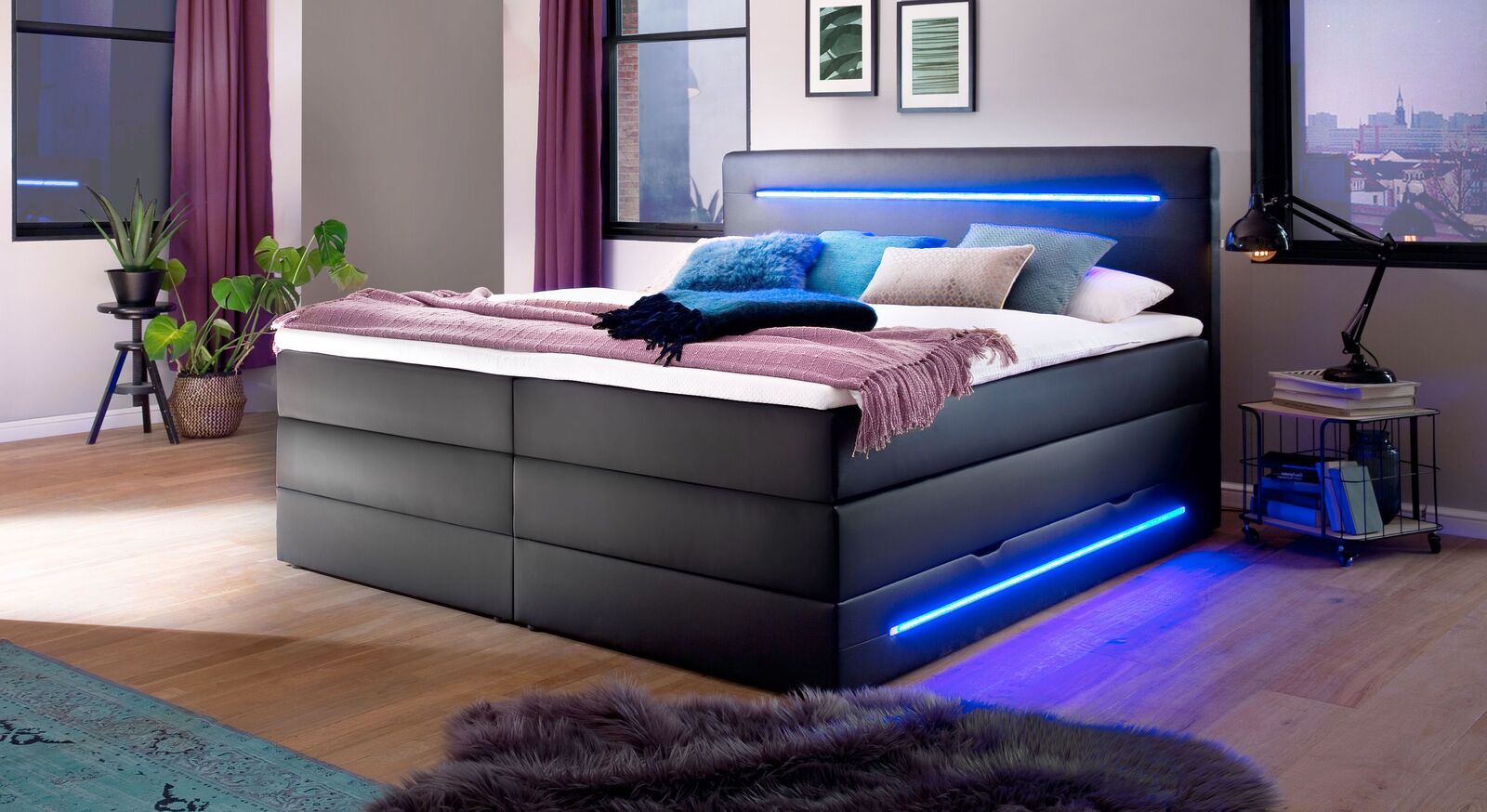 Hoher Liegekomfort und durchdachte Funktionalit&auml;t vereint: das Bettkasten-Boxspringbett "Tollocan" in schwarzem Kunstleder mit LED-Beleuchtung.