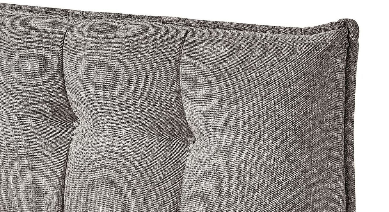 Die klassische L&auml;ngssteppung mit tiefer Knopfheftung lockert das hohe Kopfteil optisch auf und unterstreicht den gem&uuml;tlichen Look.
