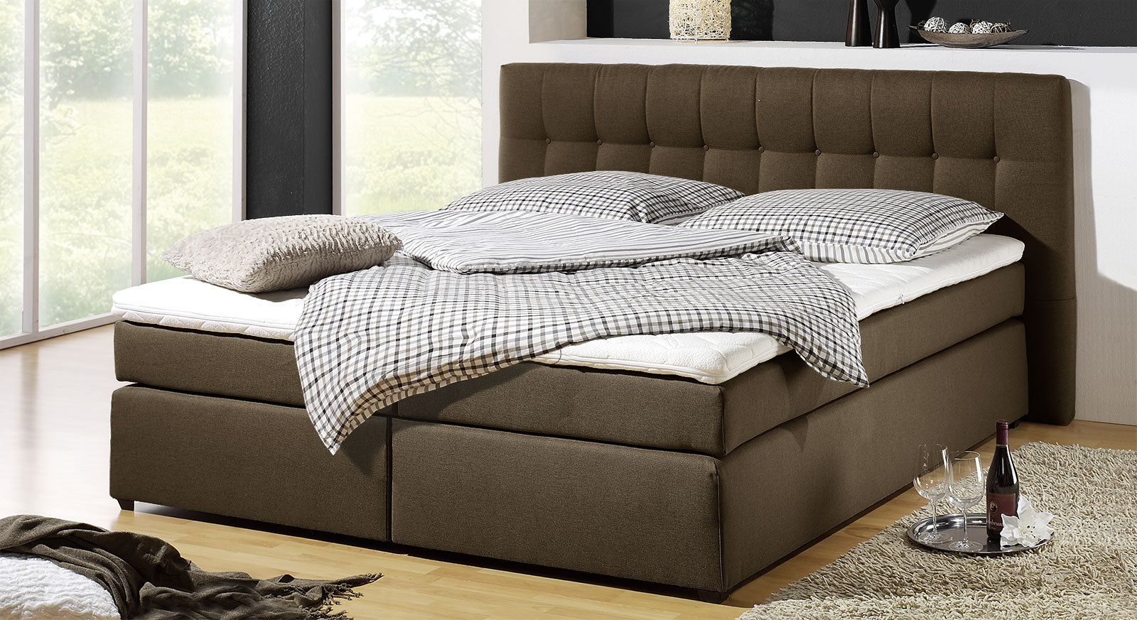 Der Stoffbezug von "Chicago" ist robust und leicht zu reinigen &ndash; hier in Braun.