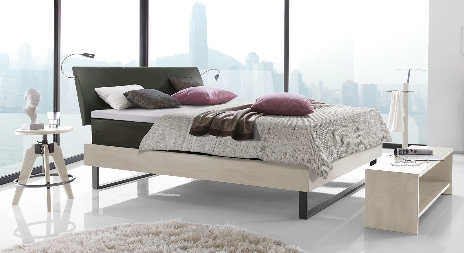 Boxspringbett "Agia" (hier in Wei&szlig;) mit Stahlkufen und optionalem Matratzenbezug mit Stoffeinsatz.