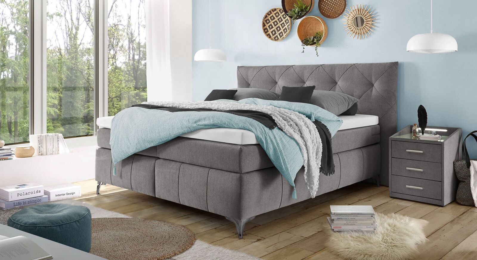 Das extravagante Boxspringbett "Aidan" in grauem Microvelours verbindet Gem&uuml;tlichkeit mit einem spannenden Design.