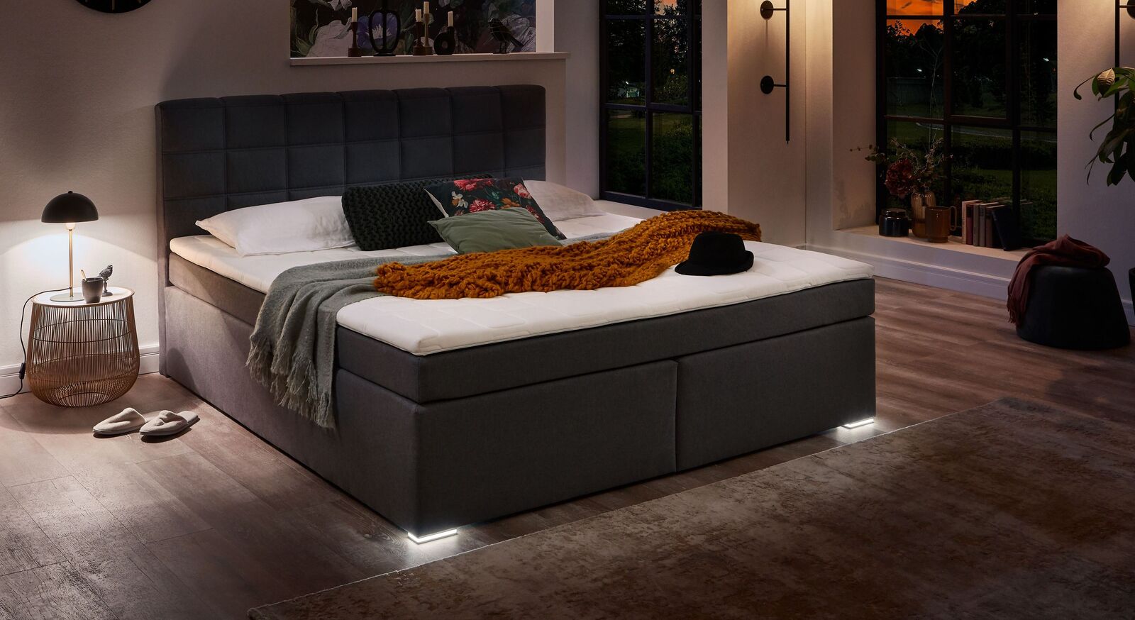 Lassen Sie sich nachts vom Boxspringbett "Arcadius" dank der LED-Nachtlichter sicher zur Toilette begleiten.