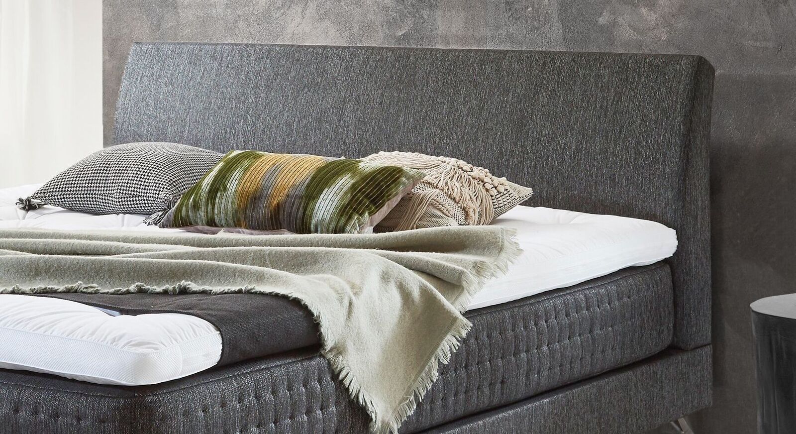 Das mit feinem Webstoff bezogene Boxspringbett ist in vielen verschiedenen Farben erh&auml;ltlich.