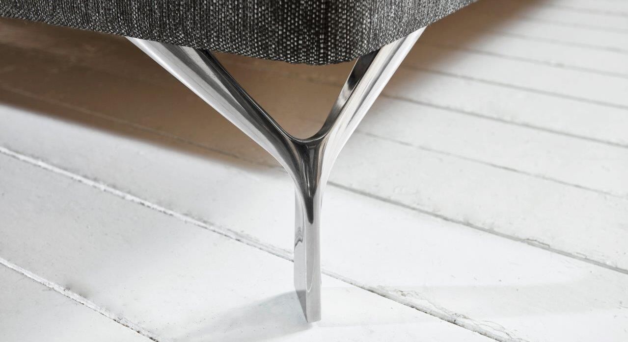 F&uuml;r einen interessanten Materialmix sorgen die filigranen Bettbeine aus hochwertigem Aluminium.