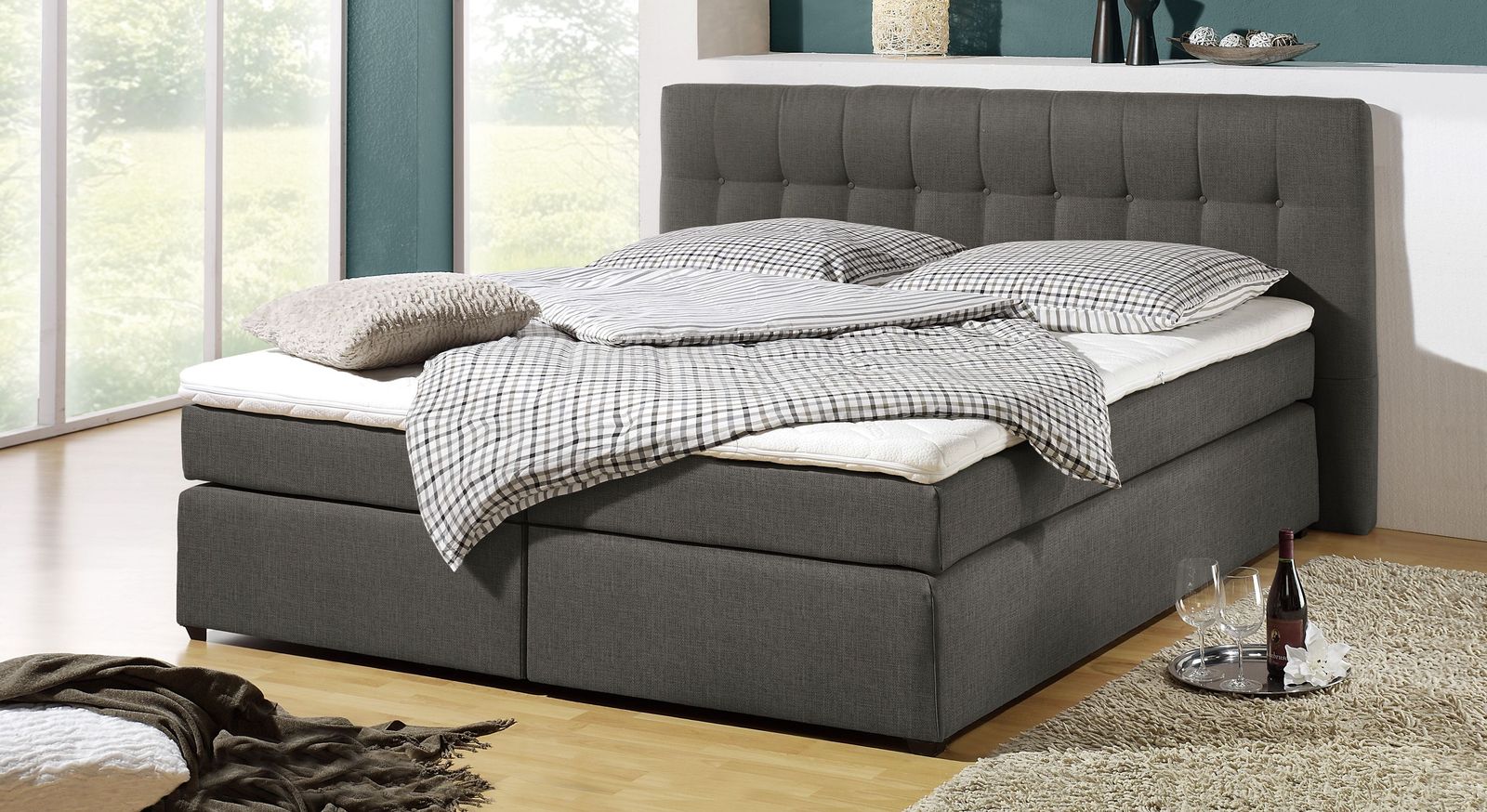 In Anthrazit (Webstoff hier meliert) l&auml;sst sich das Boxspringbett "Chicago" hervorragend kombinieren.