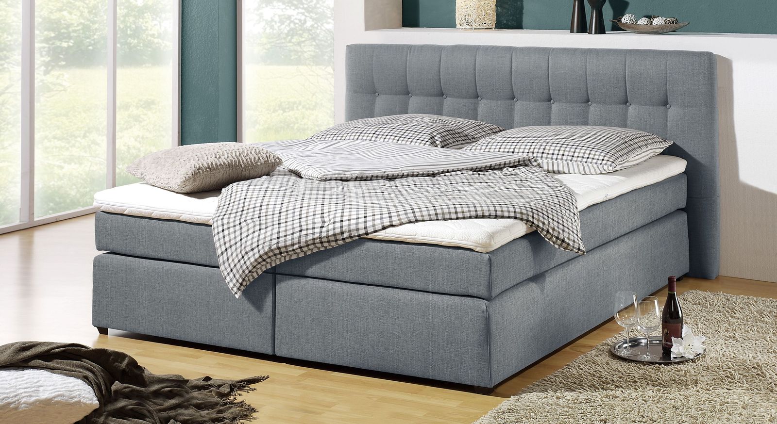 Dezent, edel und &uuml;beraus bequem &ndash; das Boxspringbett "Chicago" (hier mit blaugrauem Bezug).