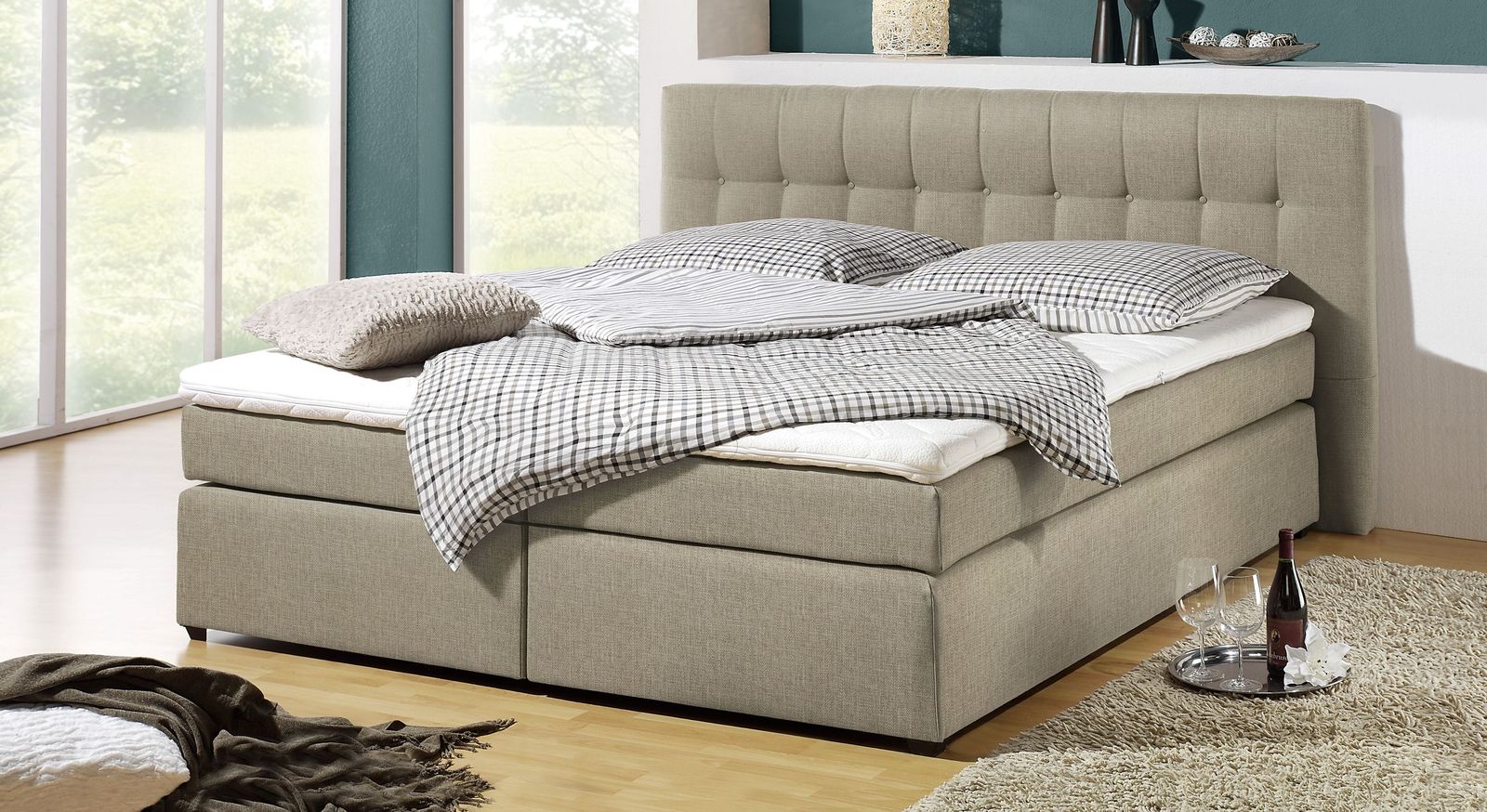 Klassisch elegant wirkt das attraktive Boxspringbett "Chicago" in graubeige meliertem Webstoff.