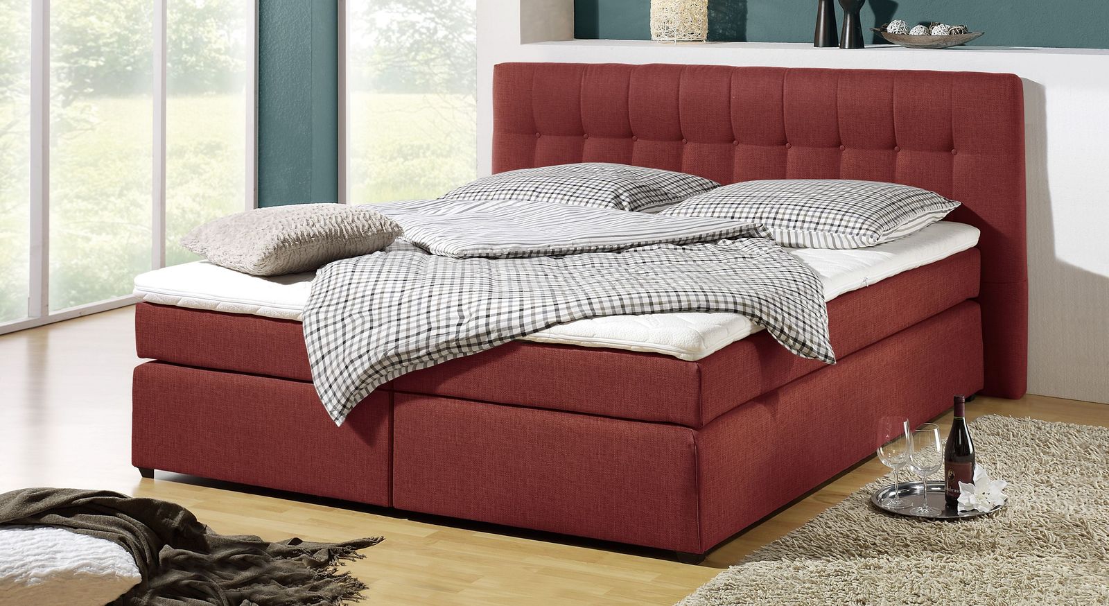 G&ouml;nnen Sie Ihrem Boxspringbett ein farbenfrohes rotes Kleid und genie&szlig;en Sie einen wahren Blickfang.