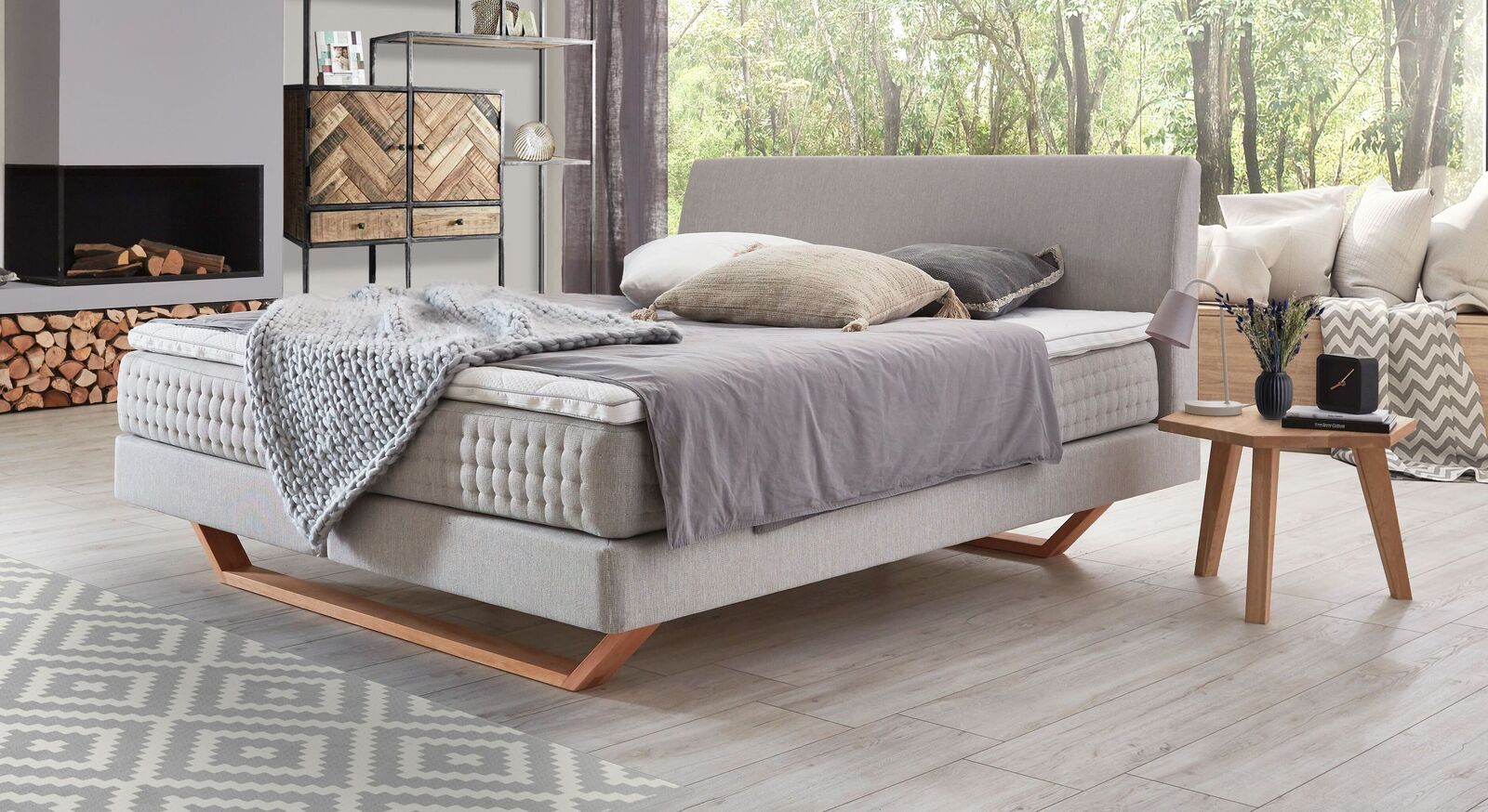 Die Matratze des modernen Boxspringbettes "Clarice" zieht mit einer seitlichen Punktsteppung die Blicke automatisch auf sich.