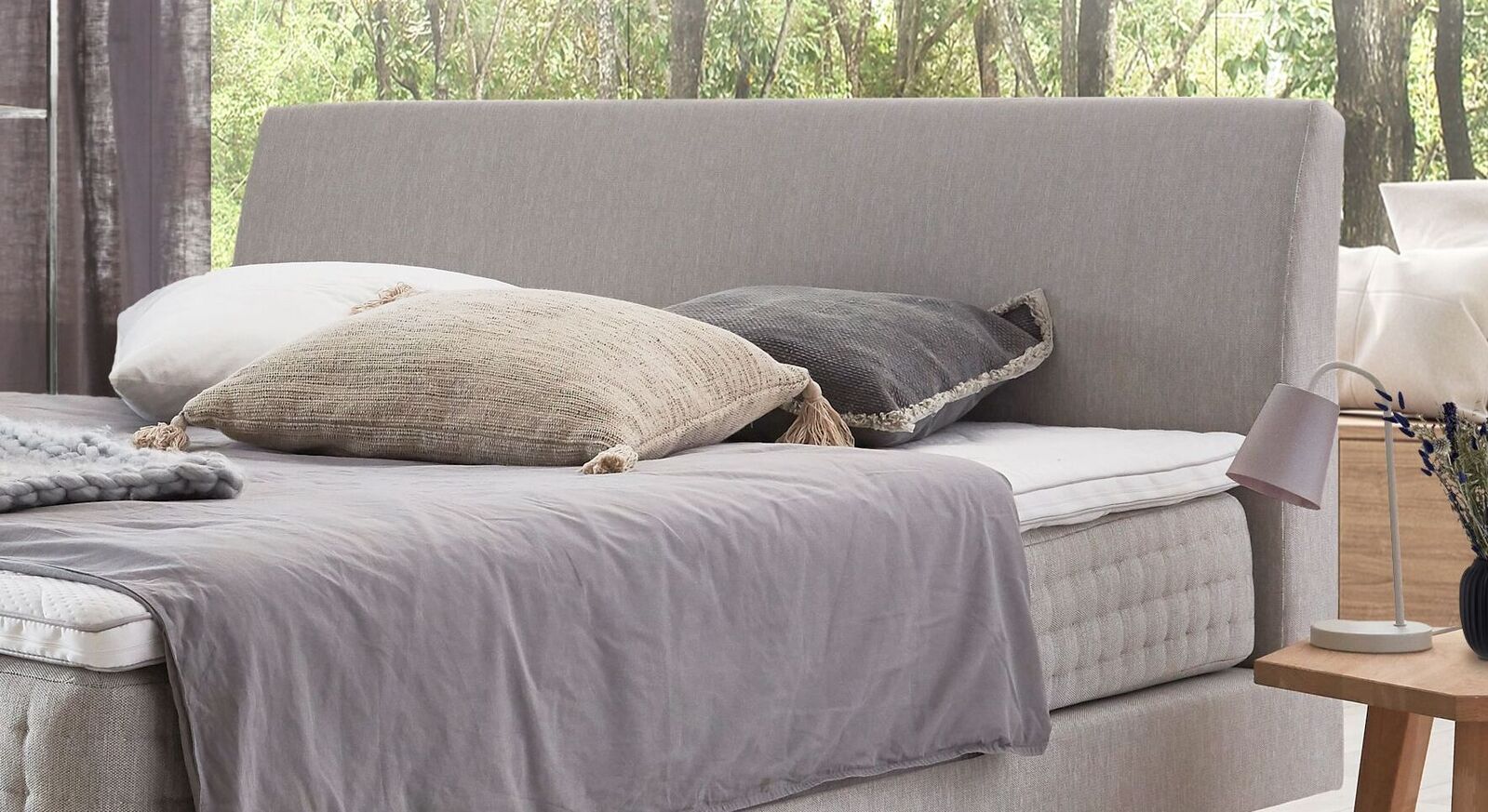 Das Boxspringbett "Clarice" wird inklusive elastischem Kaltschaum-Topper direkt zu Ihnen nach Hause geliefert.