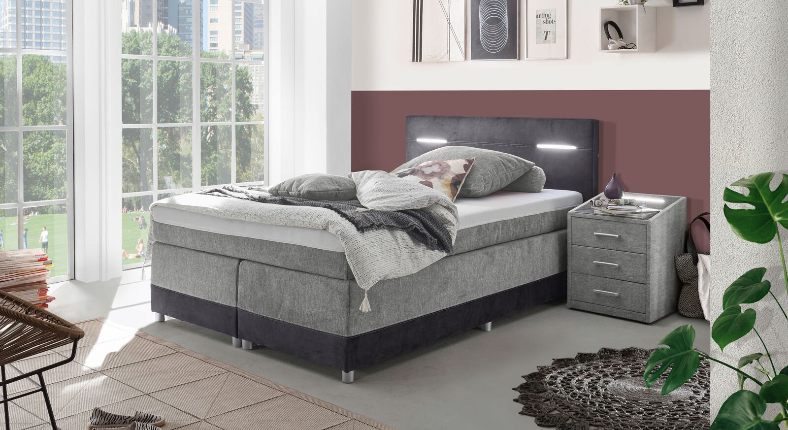 Modern und komfortabel: das zweifarbige Boxspringbett "Cody" in Anthrazit und Silbergrau mit integrierter LED-Beleuchtung im Kopfteil.