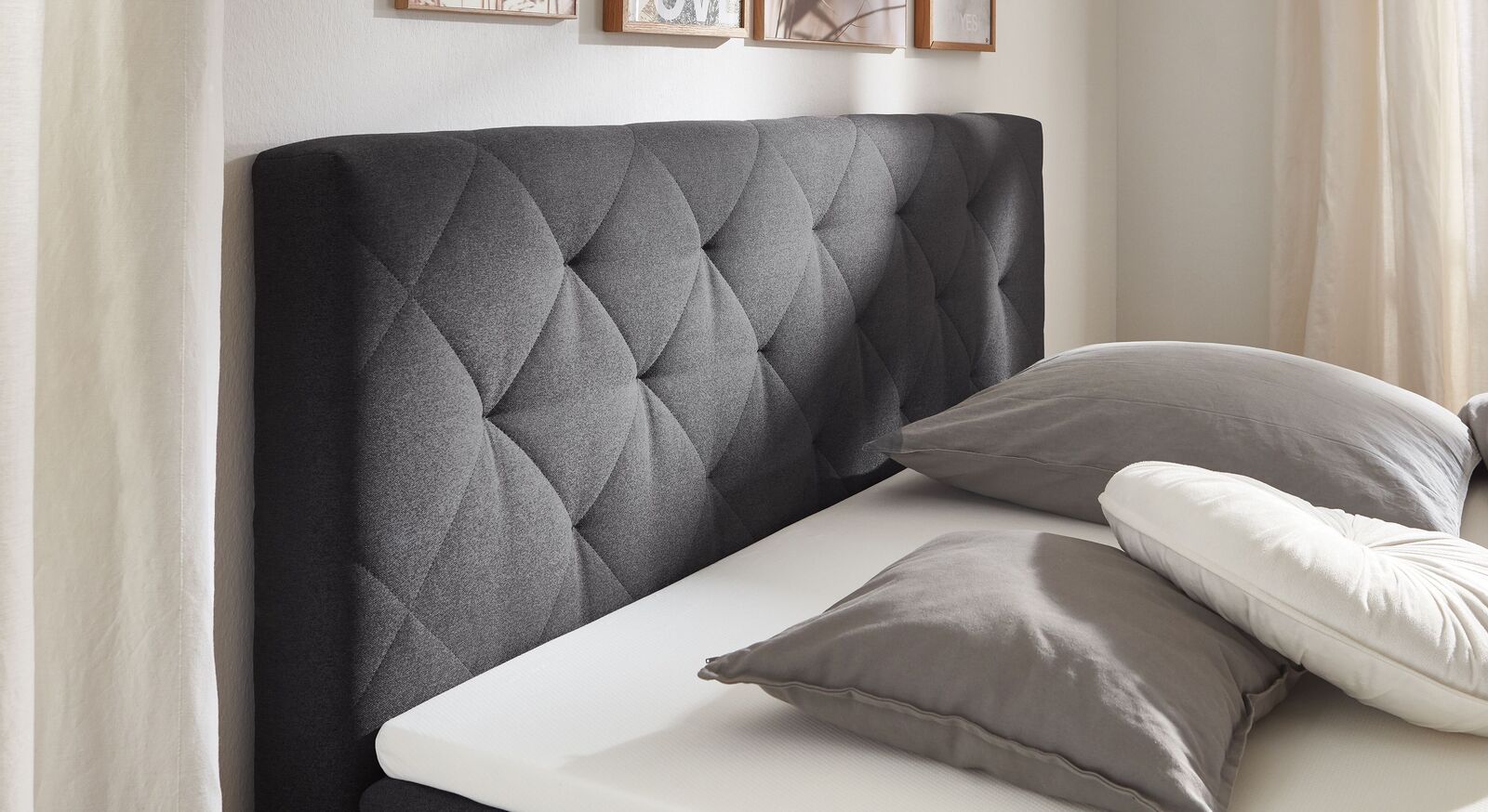 Das attraktive HOMELIV. Boxspringbett "Cordelia" wartet mit einer modernen Karosteppung am Kopfteil auf.