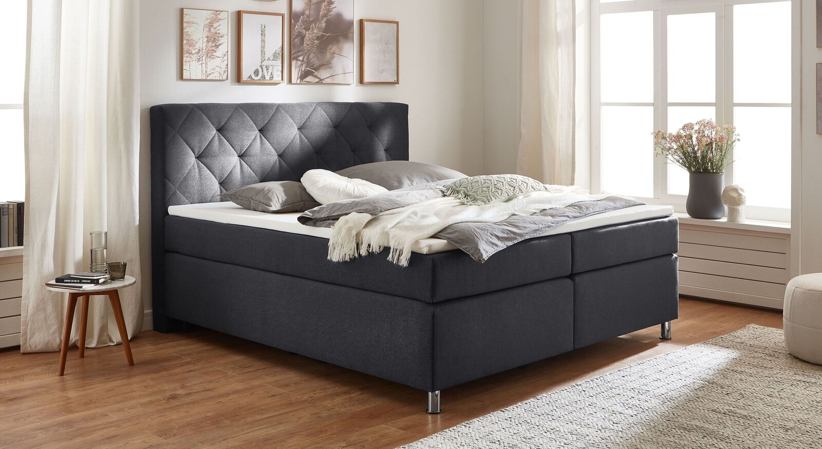 Das HOMELIV. Federkern-Boxspringbett "Cordelia" in modernem Design mit Metallf&uuml;&szlig;en und edlem Stoffbezug (hier in Anthrazit).