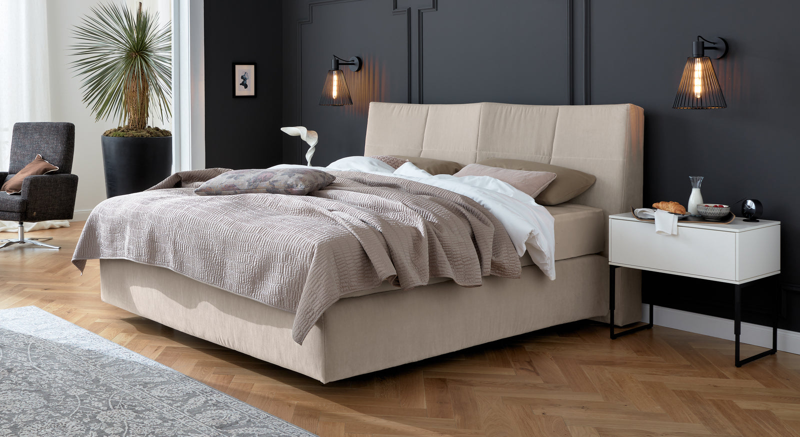 Das exklusive MUSTERRING Boxspringbett "Elias" aus der JAB Kollektion mit geschwungenem Kopfteil.