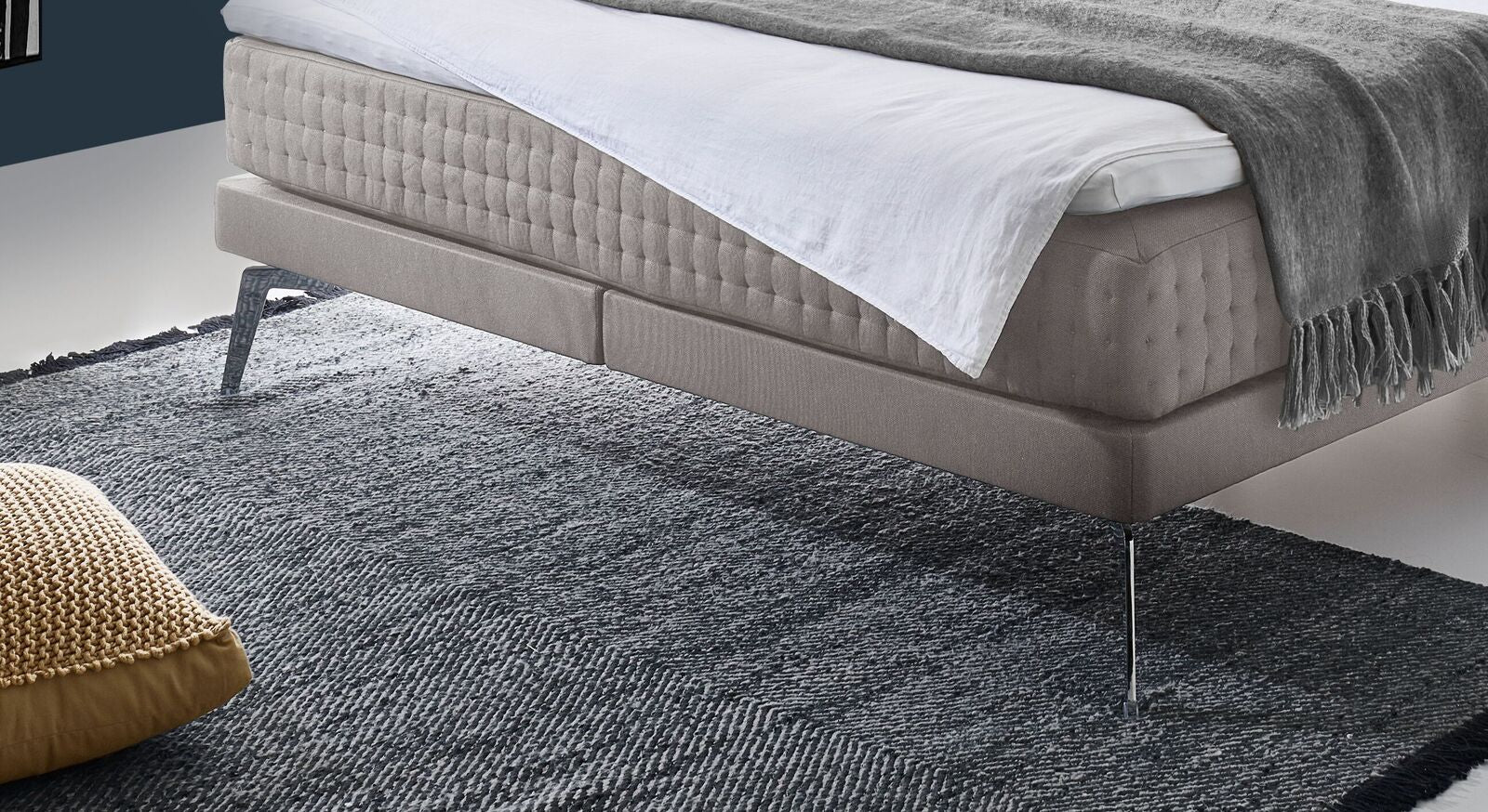 Dank der filigranen Metallbeine wirkt das Boxspringbett angenehm zierlich.
