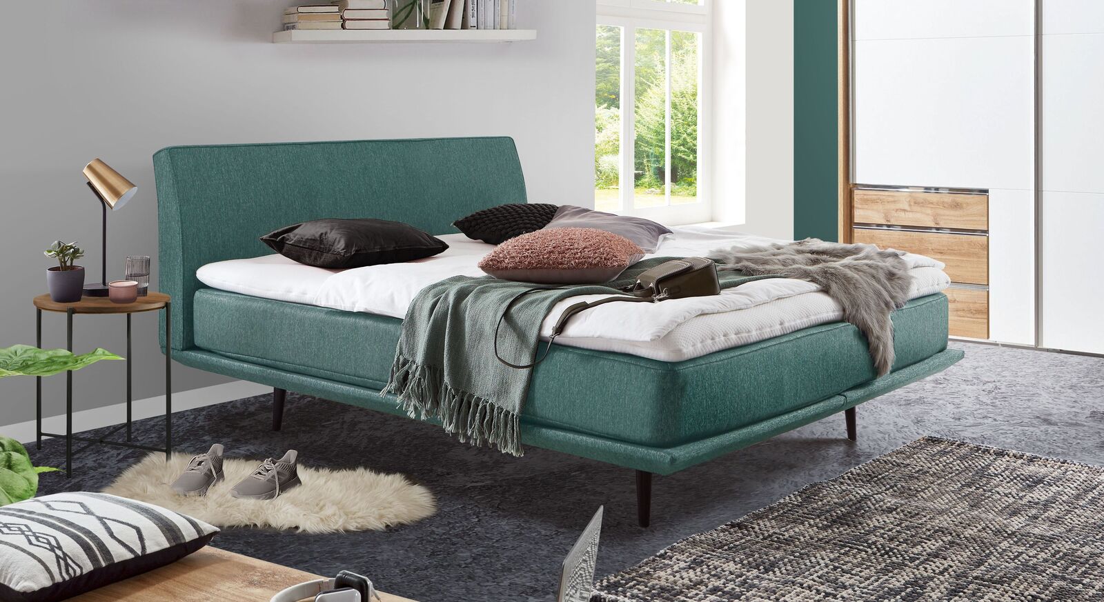 Das moderne Boxspringbett "Erendor" begeistert mit seiner luftigen Optik, die an ein klassisches Polsterbett erinnert.