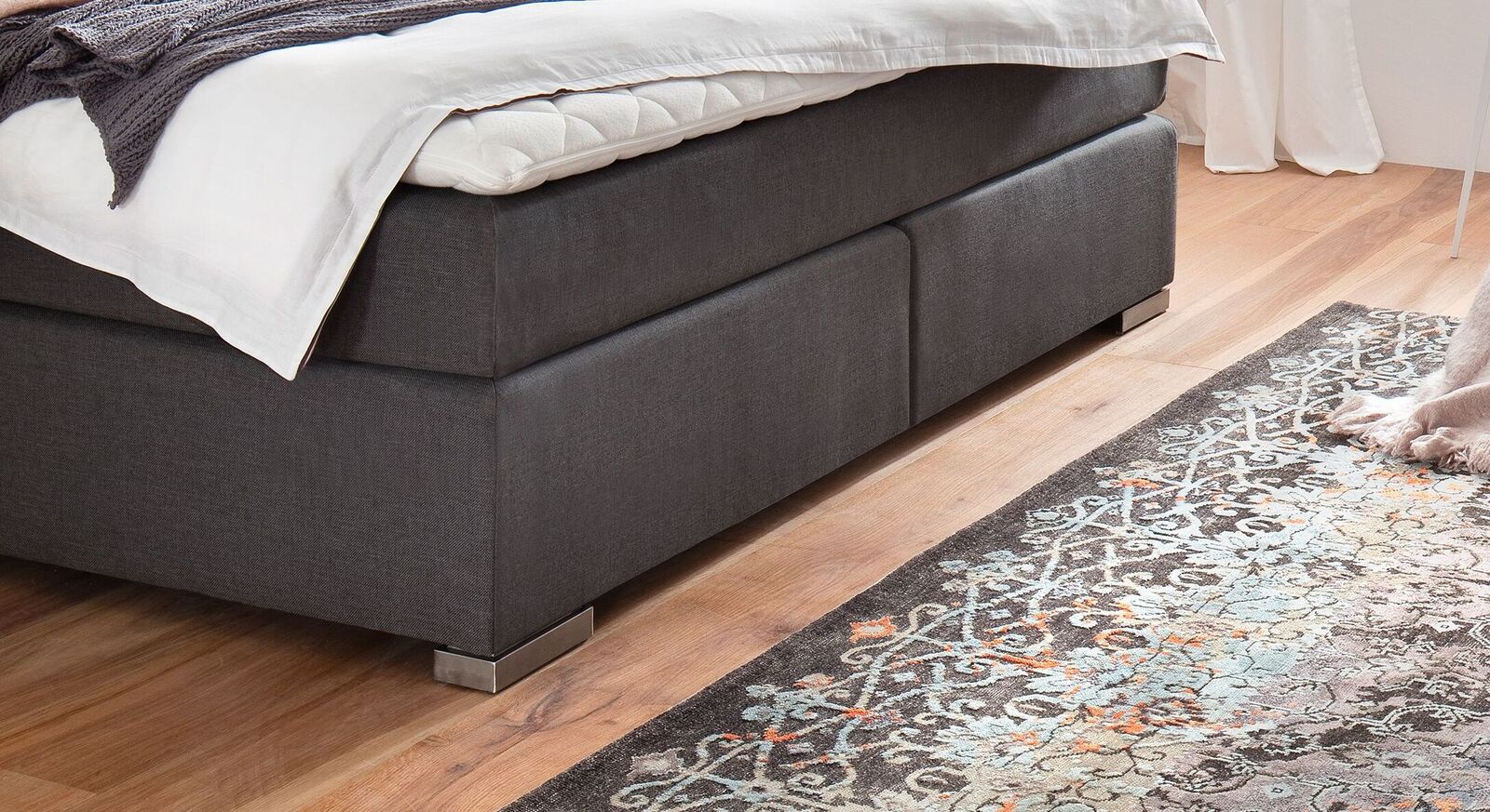 Moderne niedrige Beine sorgen am Fu&szlig;ende f&uuml;r einen stabilen Stand des Boxspringbettes.