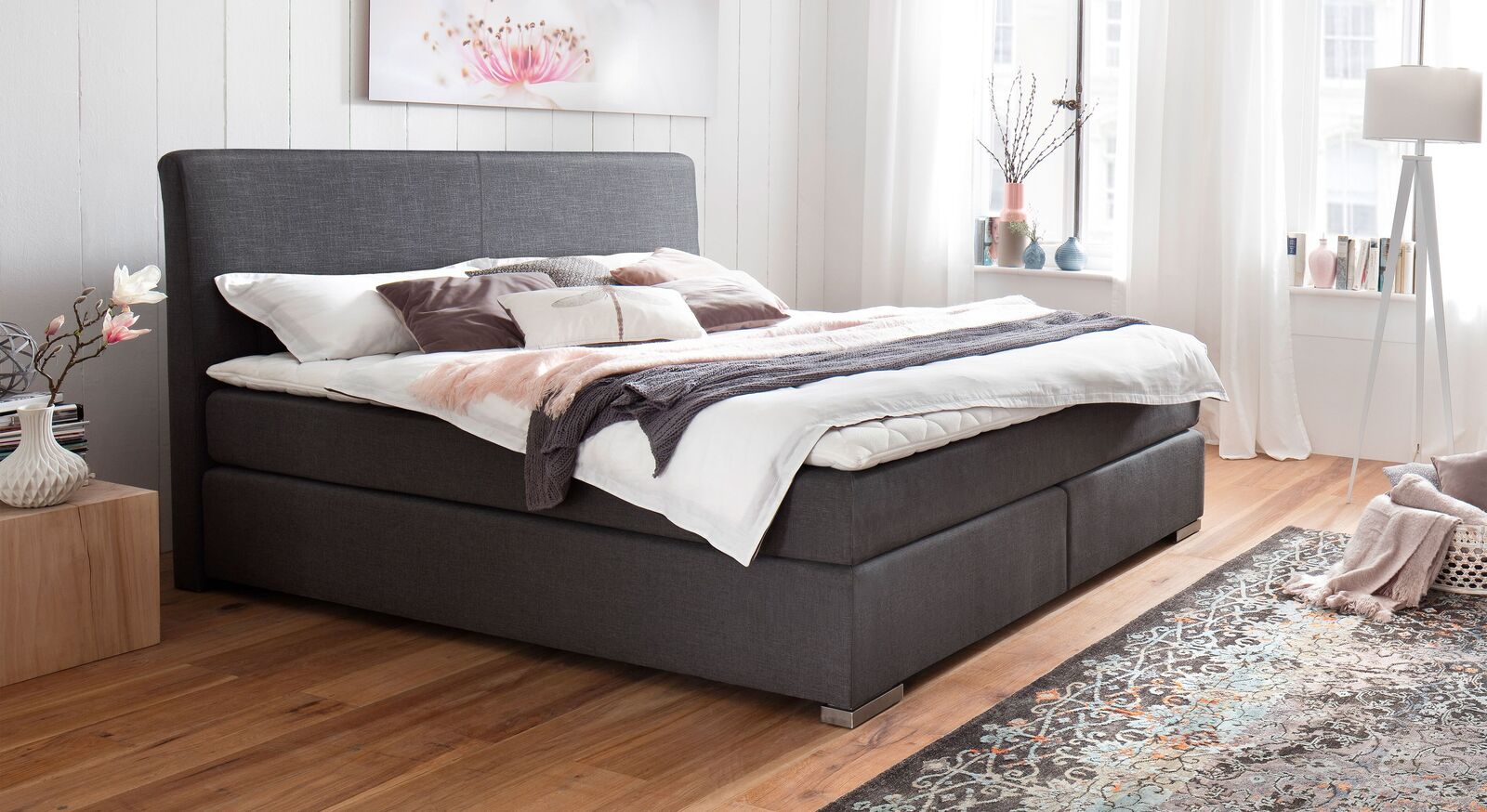 Genie&szlig;en Sie erholsame N&auml;chte in Ihrem neuen Boxspringbett "Esperia" Express mit anthrazitfarbenem Webstoffbezug.