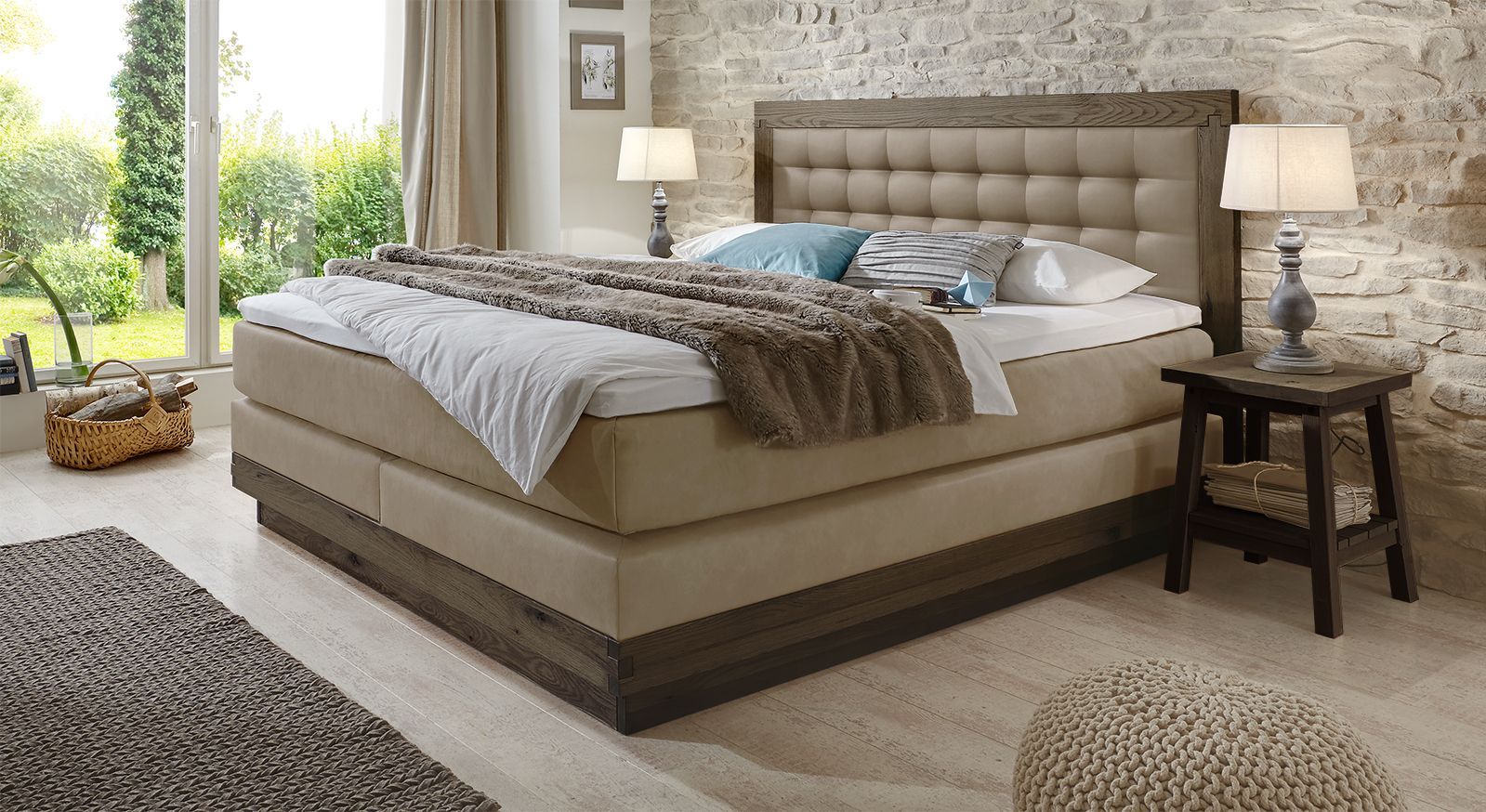 Dunkle Kontraste zaubert das Boxspringbett "Galicia" in Wildeiche coffee und Kunstleder in Beigebraun.