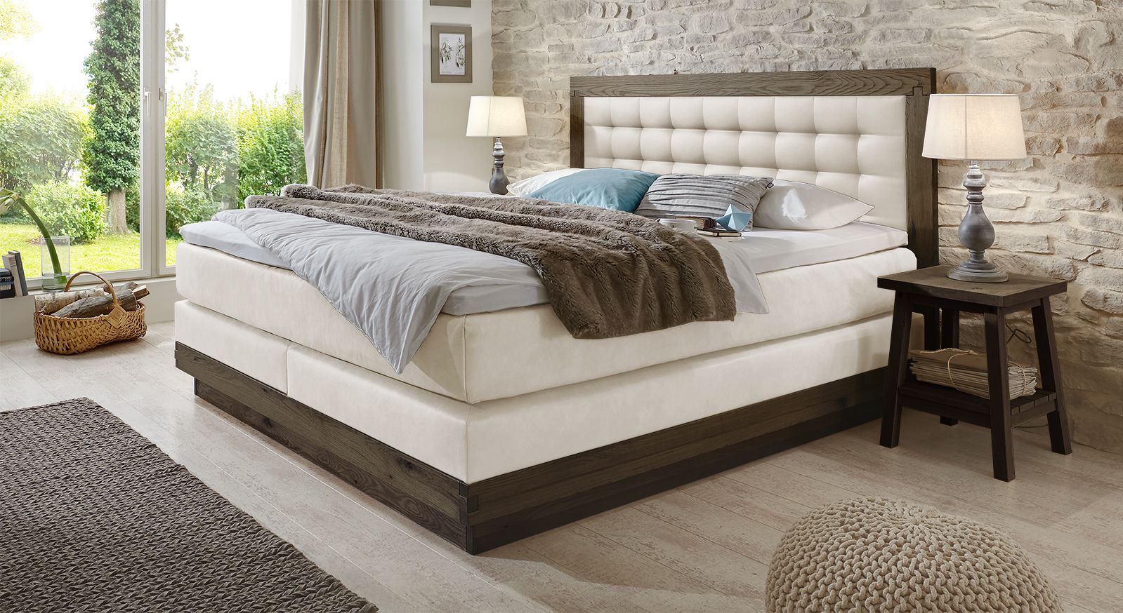 Der Unterbau und das Kopfteil aus coffeefarbener Wildeiche harmonieren gut mit dem wei&szlig;en Kunstleder.