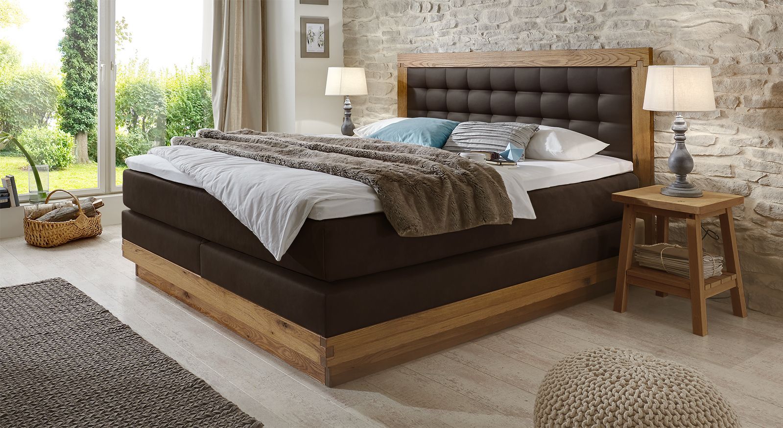 Das Bett "Galicia" mit dunkelbraunem Luxus-Kunstleder und in naturfarbener massiver Wildeiche.