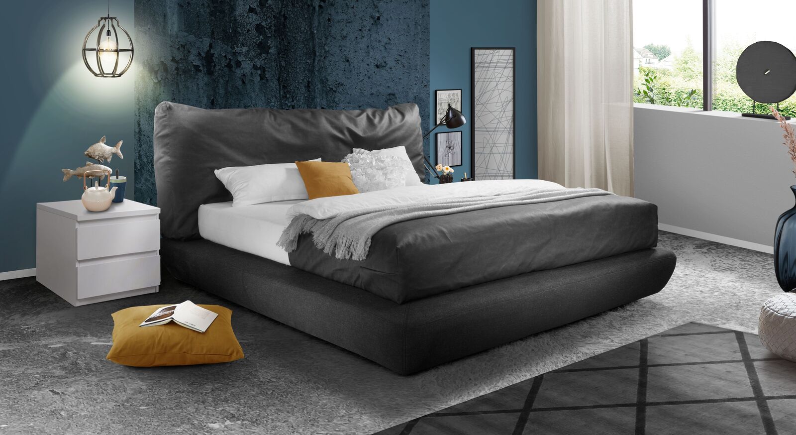 Rockig und unkonventionell: das Boxspringbett "Gantios" mit dunklem Kunstlederbezug (Matratzen-Husse nicht enthalten) vereint Liegekomfort und l&auml;ssiges Design.