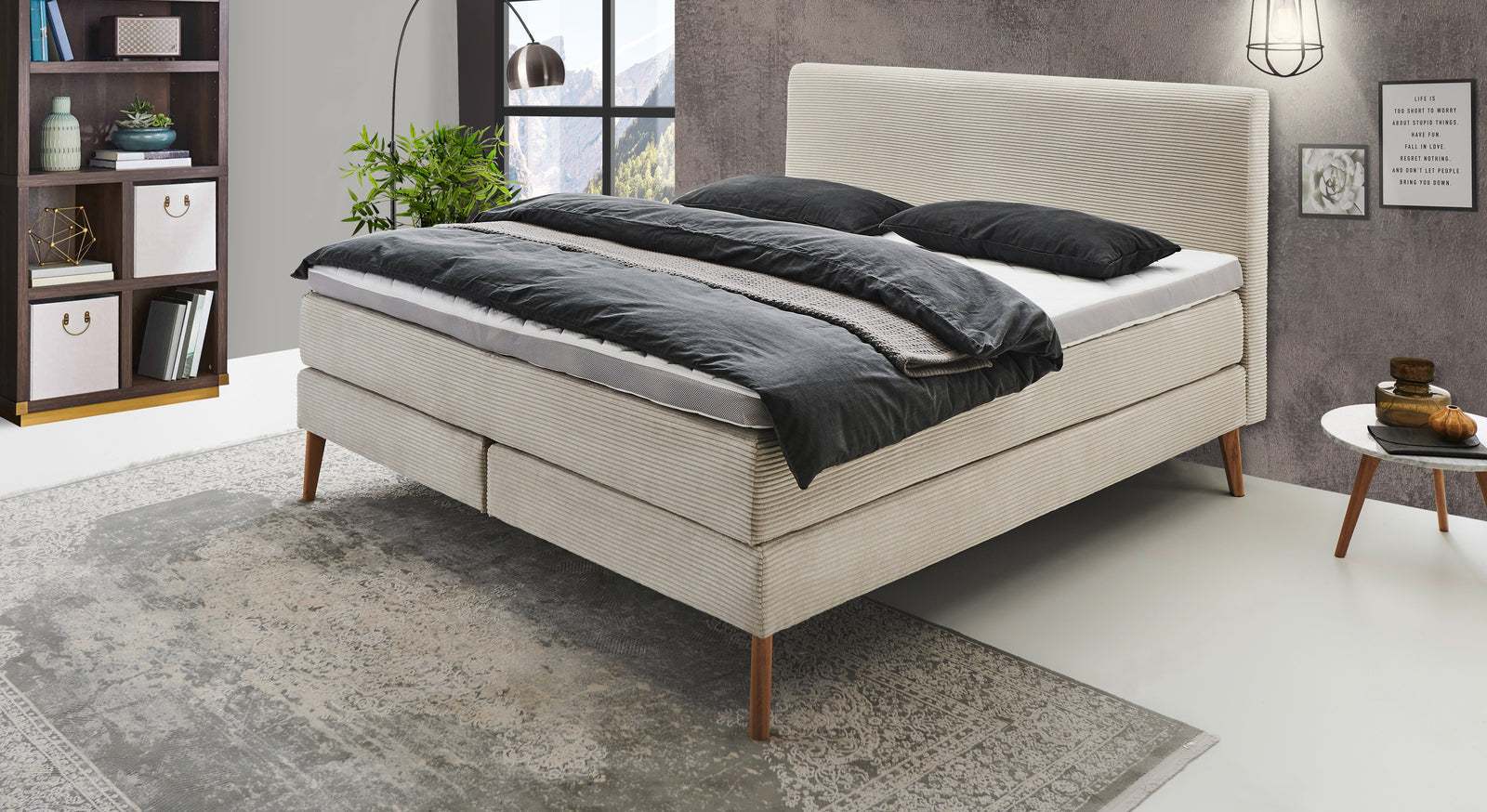 Das elegante Boxspringbett "Haland" in Beige wird inklusive einer H2/H3-Wendematratze geliefert (Topper optional).