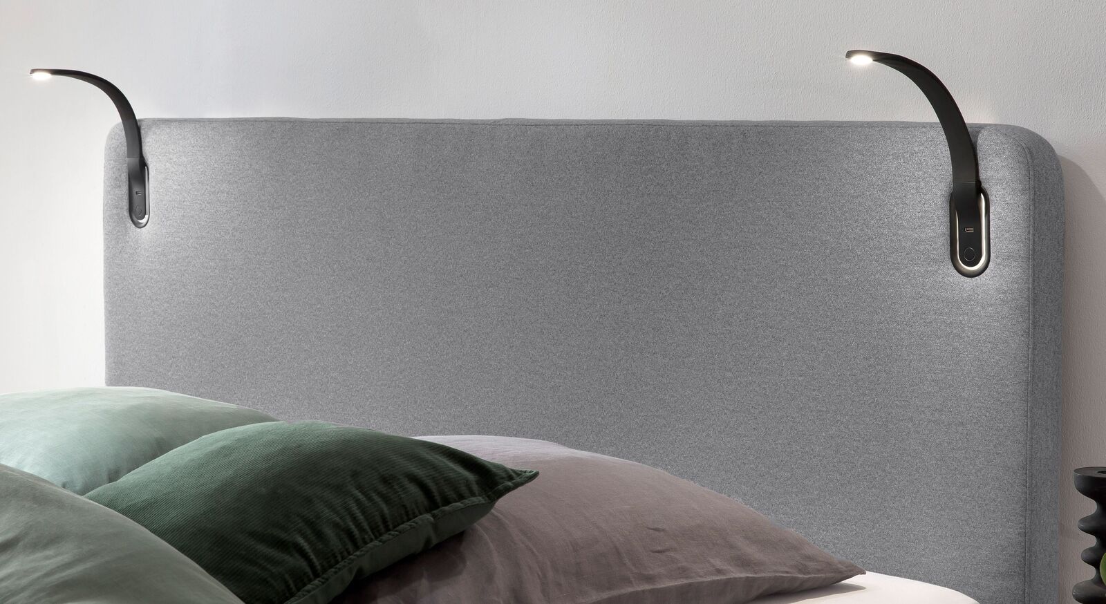 Zus&auml;tzlich zu dem praktischen Leselicht ist unter der Lampe noch ein USB-Anschluss und ein Orientierungslicht f&uuml;r die Nacht angebracht.