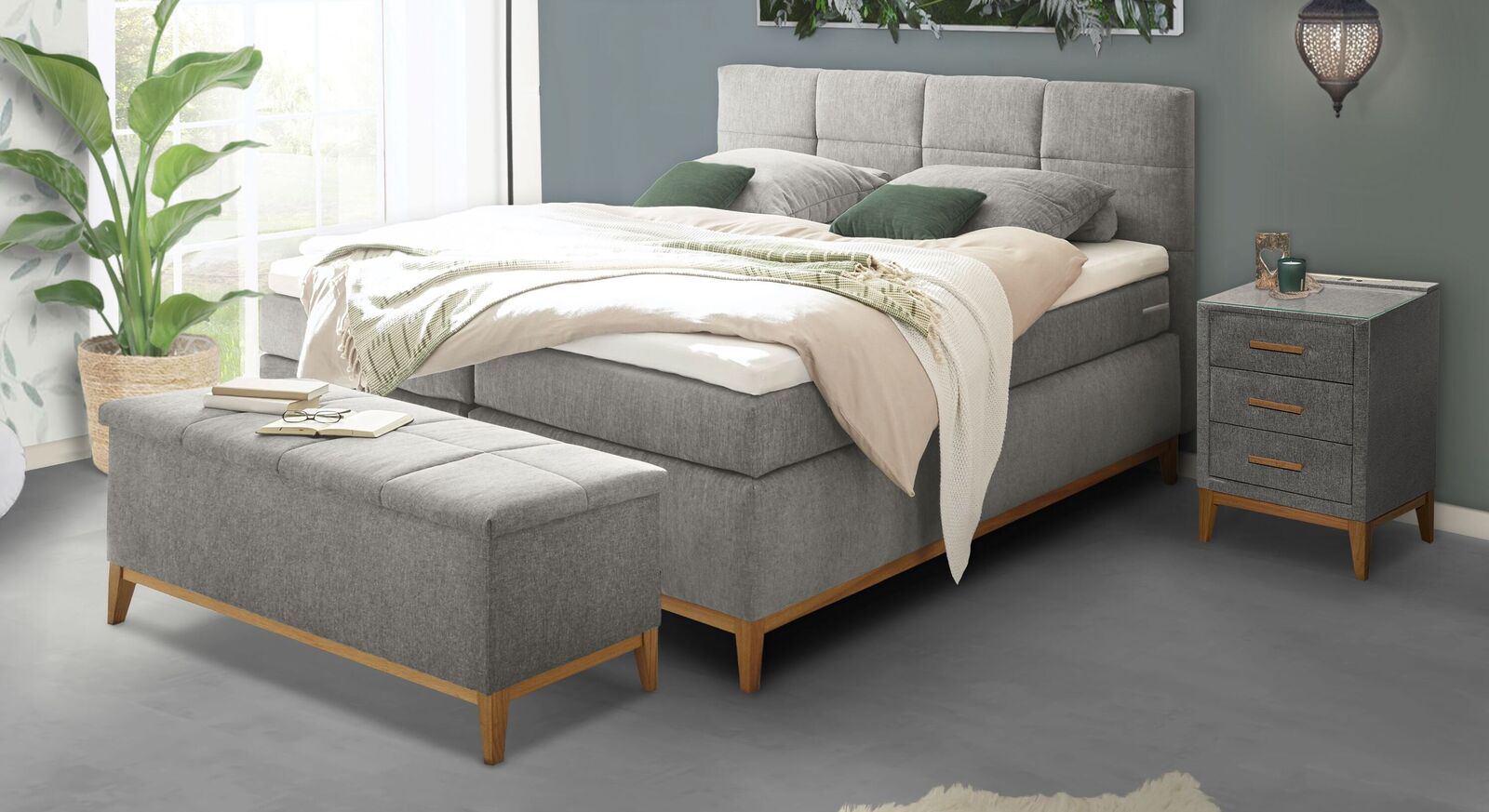Gem&uuml;tliches Design im Skandi Look: das Boxspringbett "Jared" mit grauem Microvelours-Webstoffbezug und attraktivem Untergestell aus Massivholz.