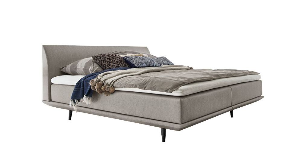 Das geradlinige Boxspringbett "Lajana" im Skandi Look &ndash; hier mit einem Webstoffbezug in Creme.