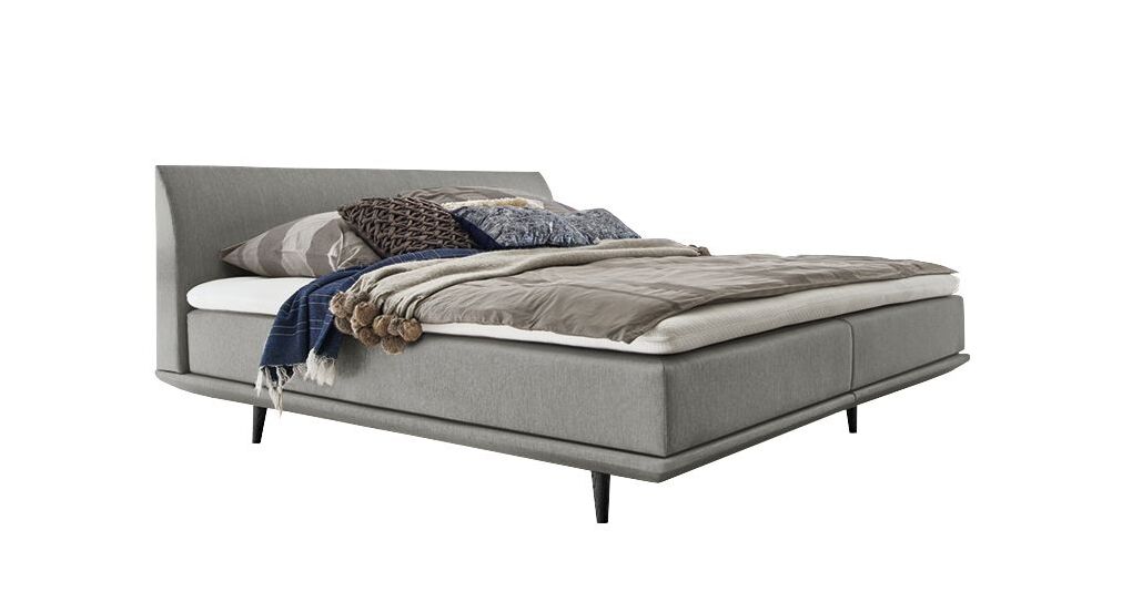 Das geradlinige Boxspringbett "Lajana" im Skandi Look &ndash; hier mit einem Webstoffbezug in Hellgrau.