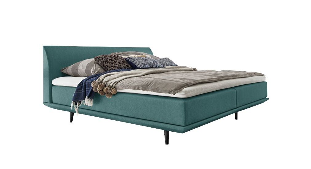 Das geradlinige Boxspringbett "Lajana" im Skandi Look &ndash; hier mit einem Webstoffbezug in T&uuml;rkis.