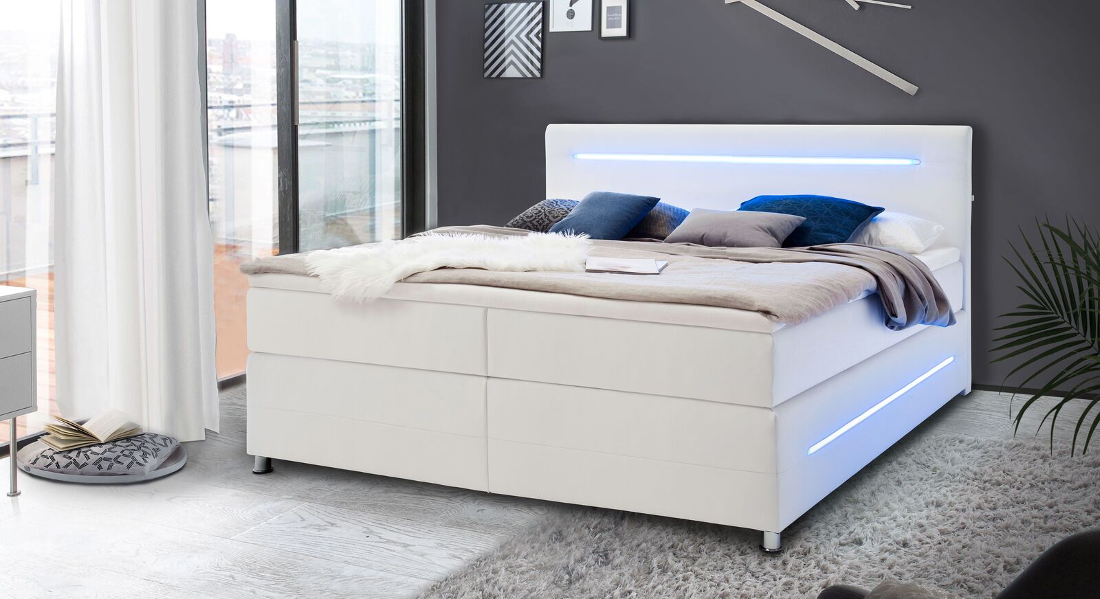 Das Boxspringbett "Lexton" mit wei&szlig;em Kunstlederbezug und attraktiver LED-Beleuchtung.
