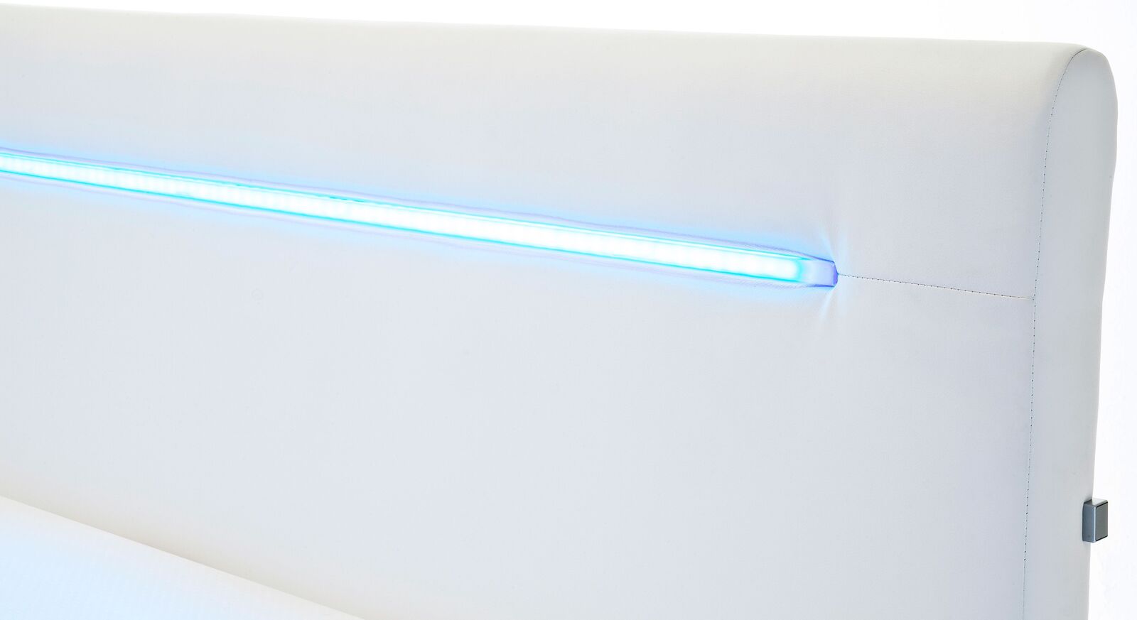 In das gepolsterte Kopfteil mit Kunstlederbezug ist die LED-Leiste passgenau eingearbeitet.