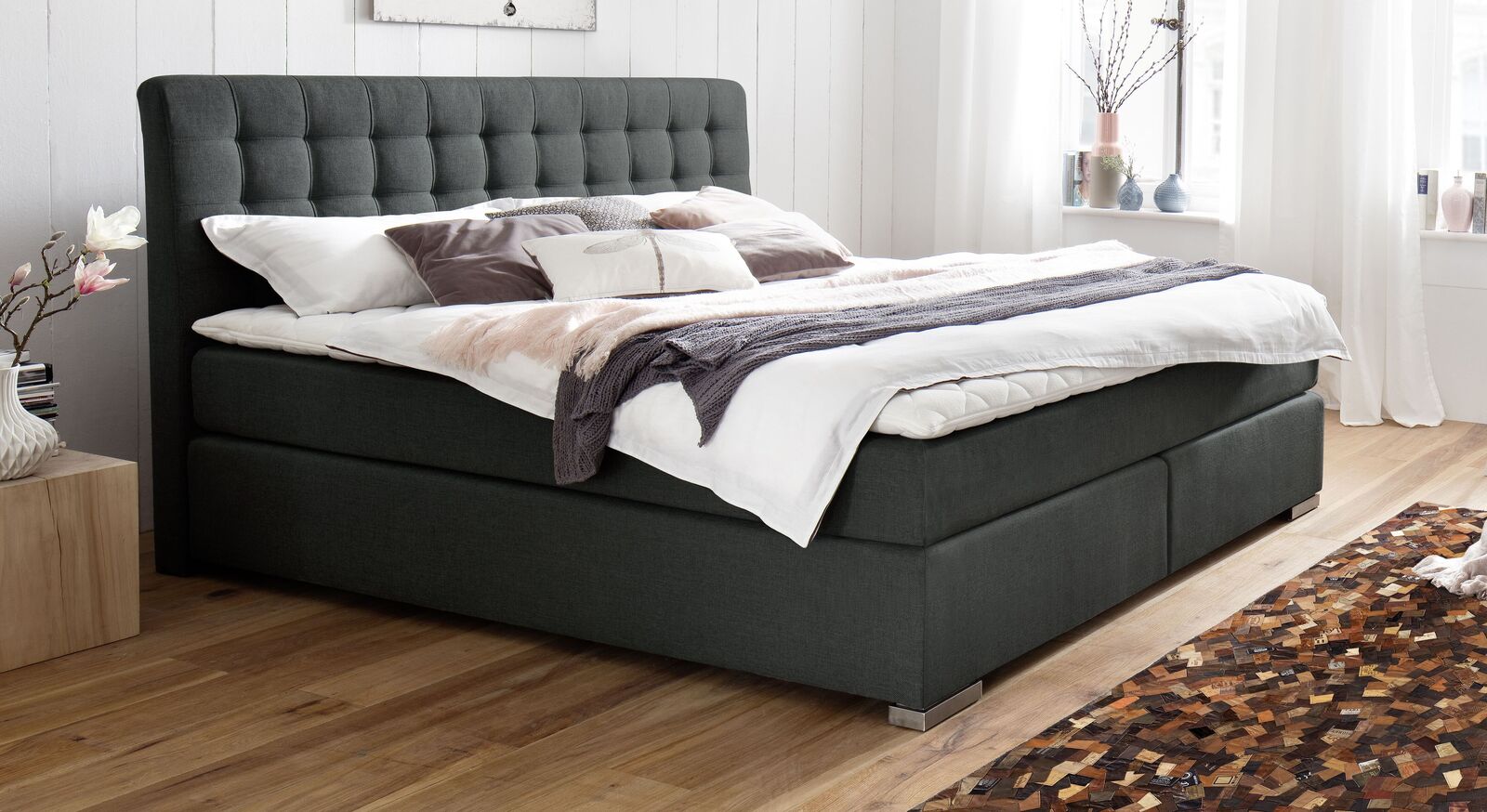 Traumhafte Ausstrahlung in klassischem Anthrazit &ndash; das Boxspringbett "Matai" Express mit hohem Kopfteil und weichem Stoffbezug.