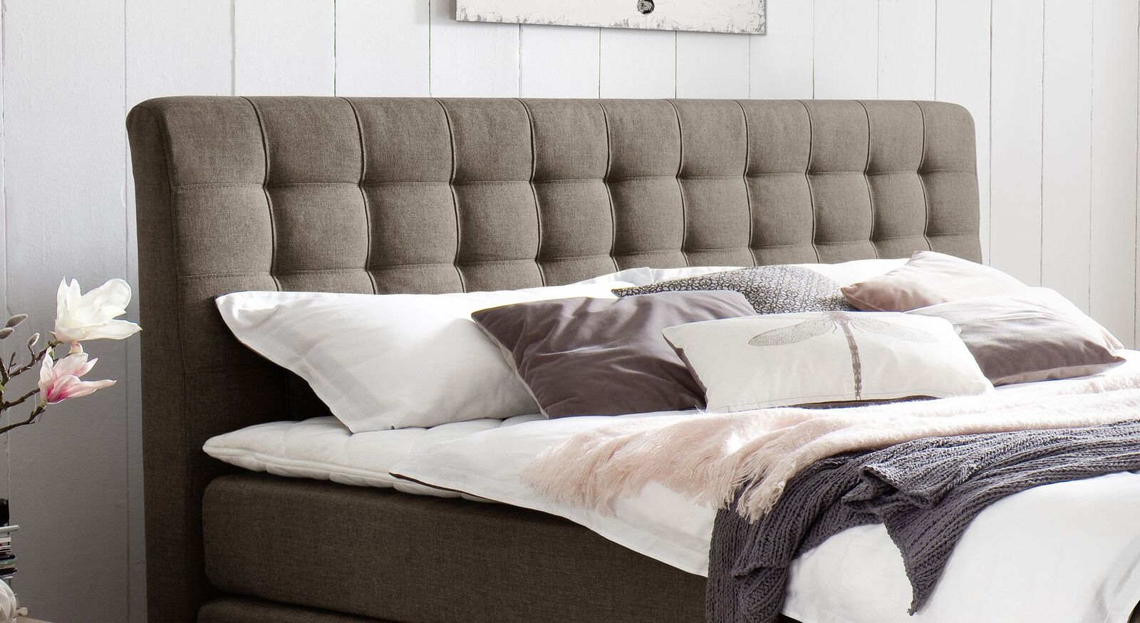 Das charmante Boxspringbett &uuml;berzeugt mit einem komfortabel gepolsterten und gesteppten Kopfteil.