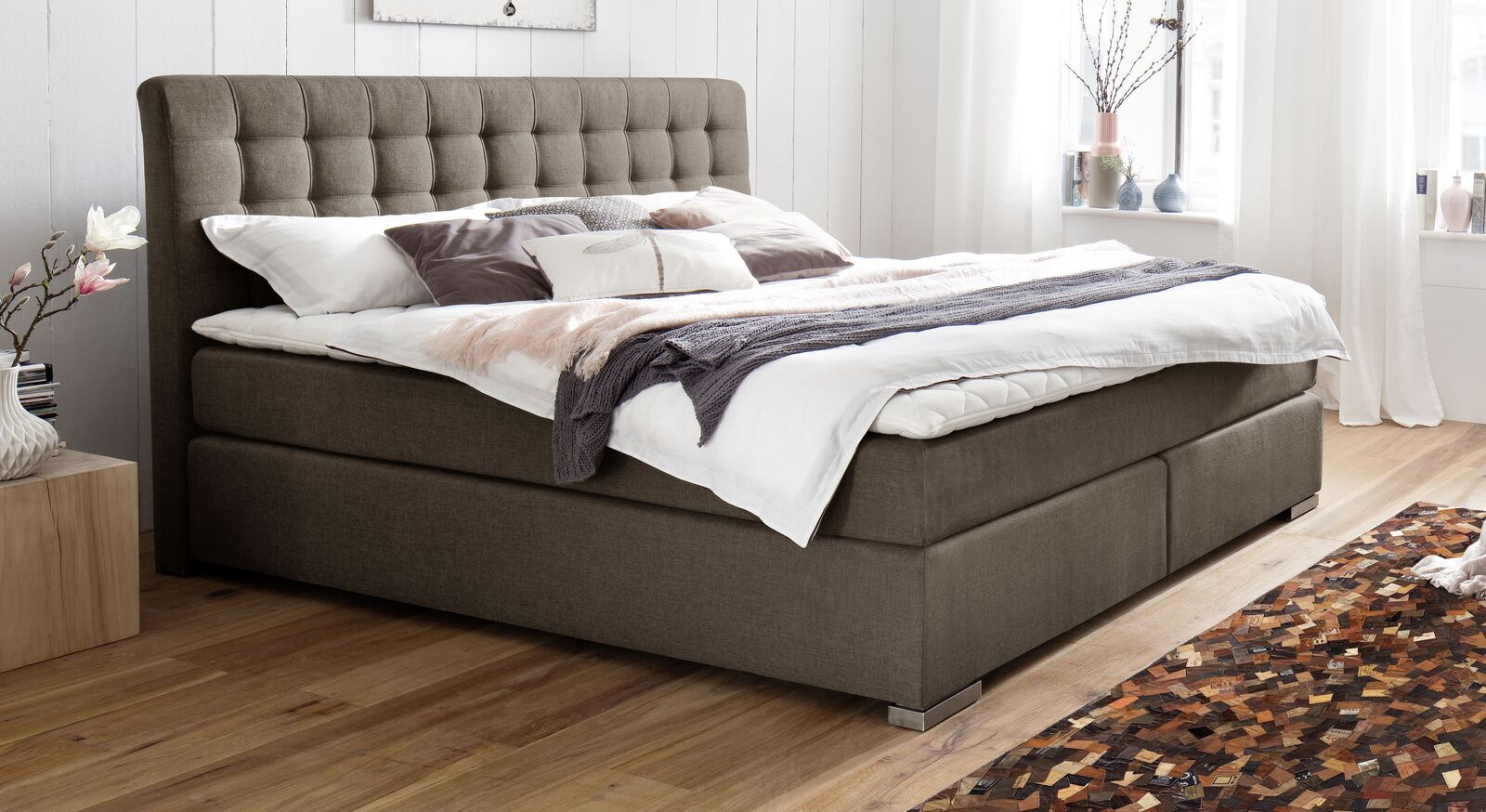 Klassisches Design &ndash; das zeitlos elegante Boxspringbett "Matai" (hier in Braun mit Metallf&uuml;&szlig;en).